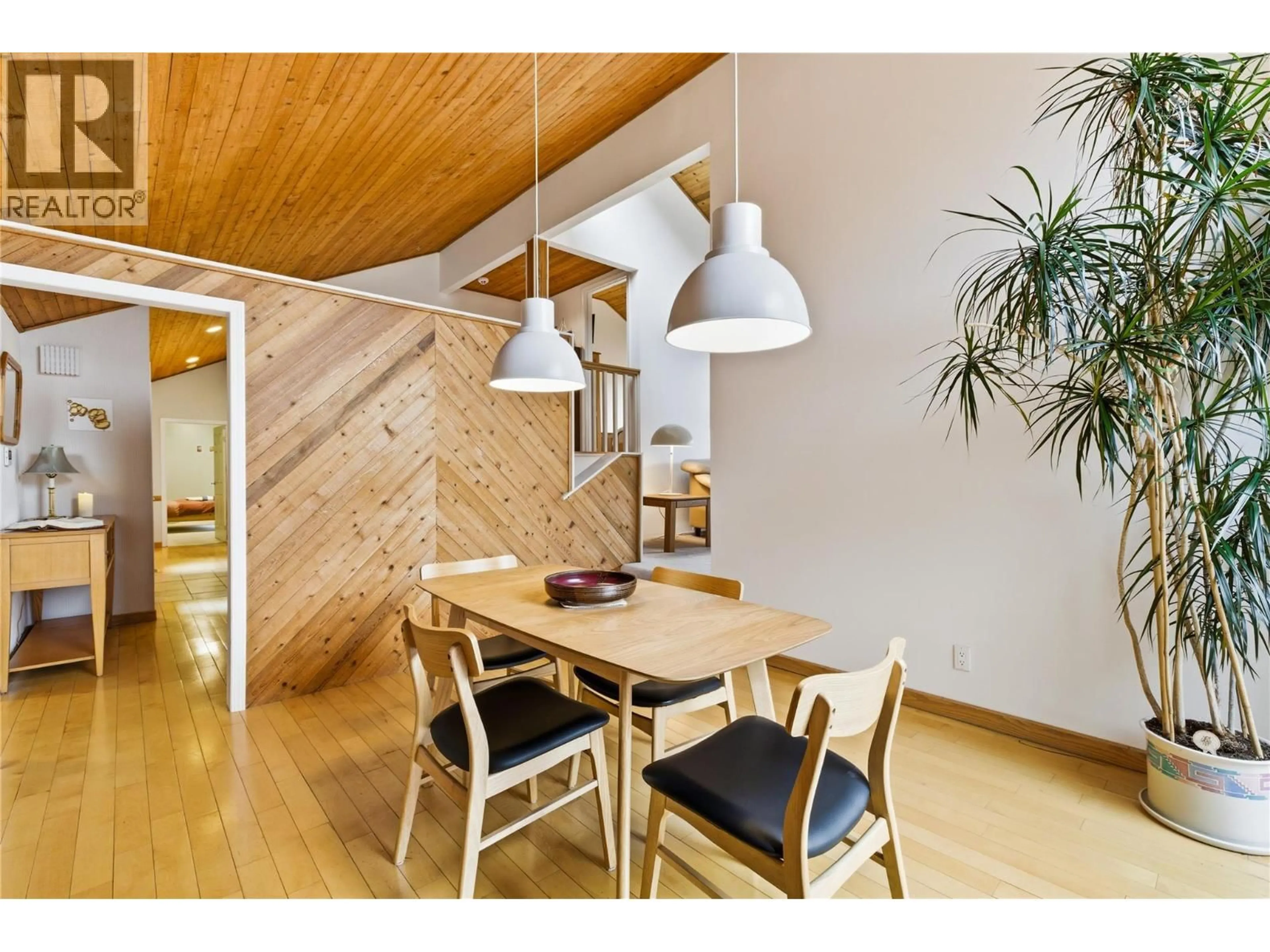 Dining room, wood/laminate floor for 324 CLIFTON ROAD NORTH, Kelowna British Columbia V1V1N4