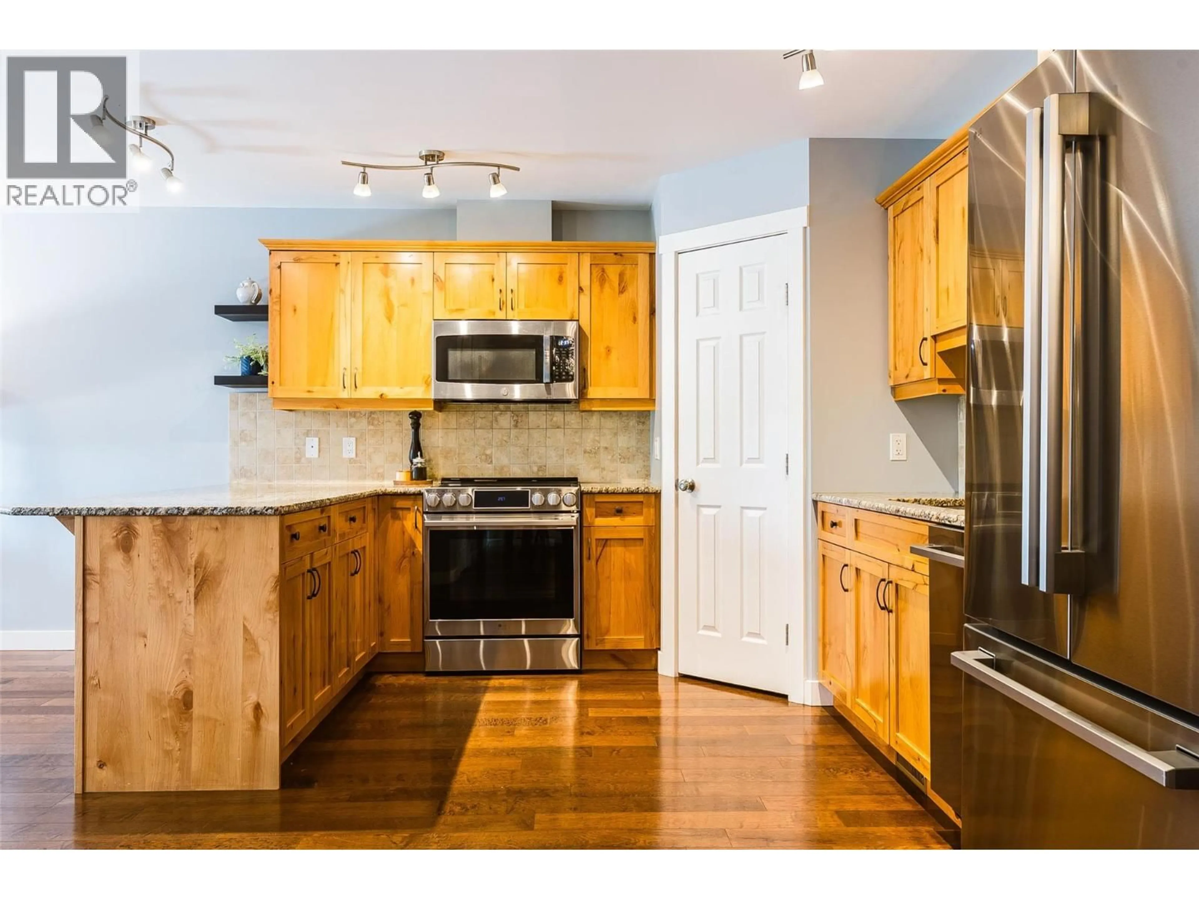 Open concept kitchen, wood/laminate floor for 3 - 989 SWANSEA VIEW ROAD, Windermere British Columbia V0A1K3