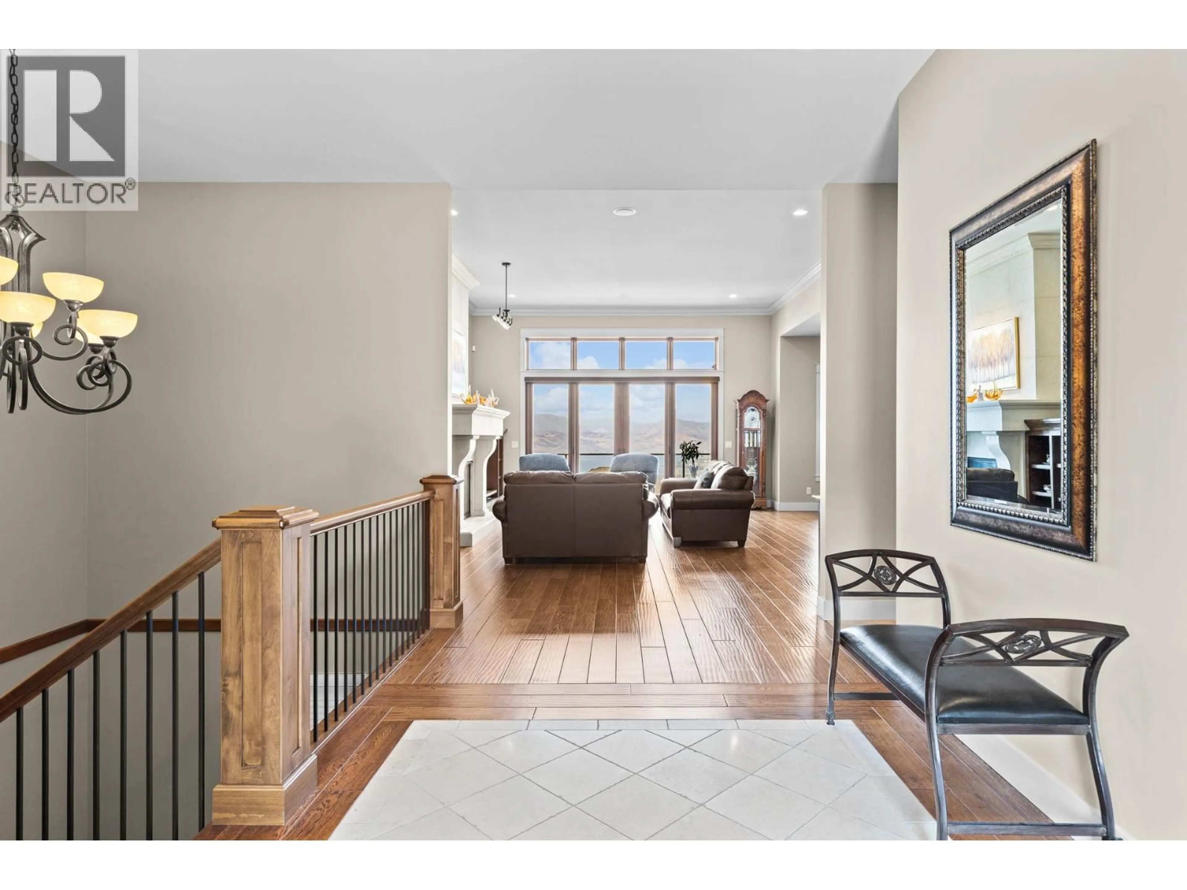 Indoor entryway for 942 HEWETSON AVENUE, Kelowna British Columbia V1W5H8