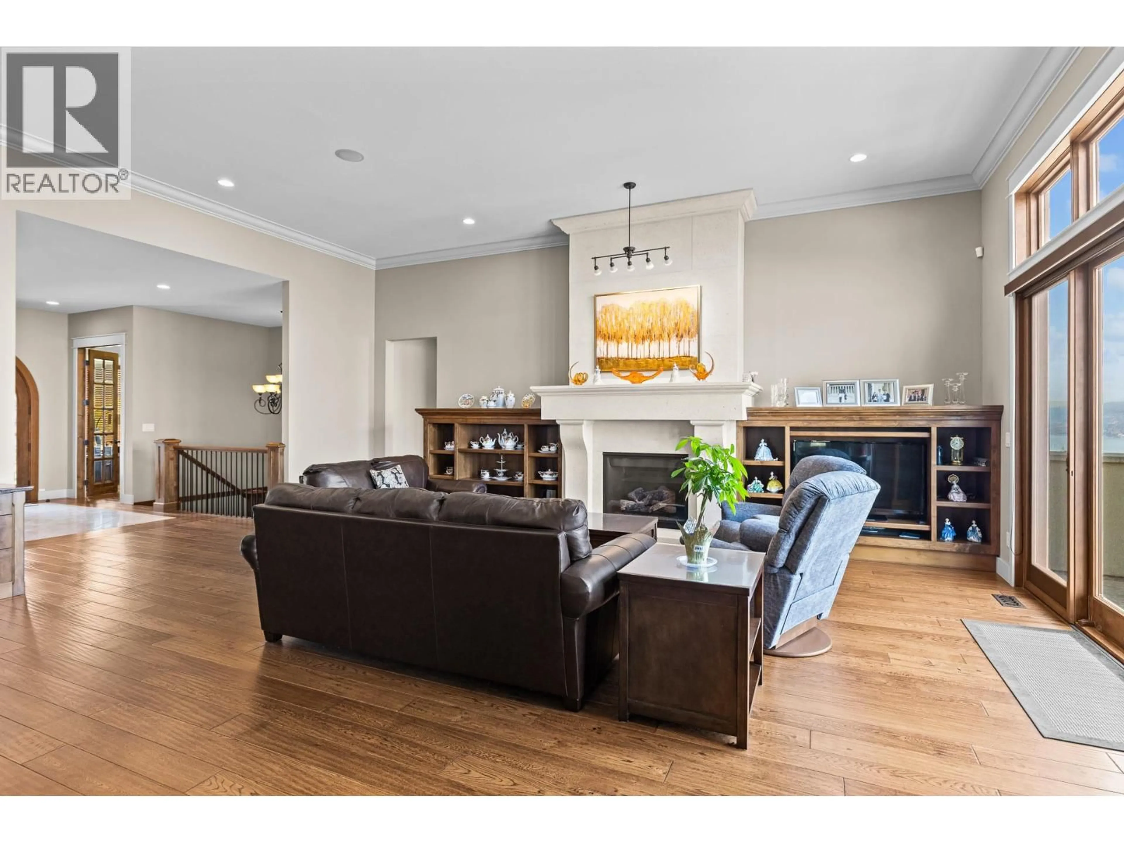 Living room with furniture, wood/laminate floor for 942 HEWETSON AVENUE, Kelowna British Columbia V1W5H8