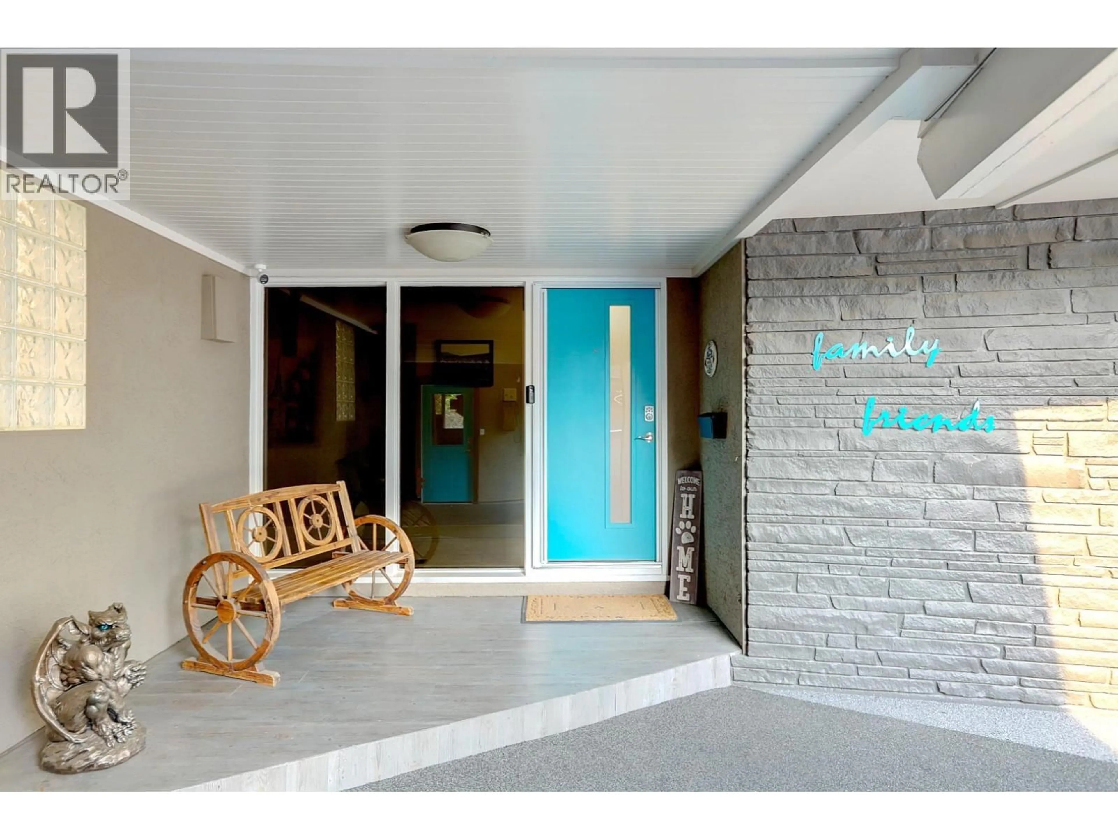 Indoor foyer for 3006 22 STREET, Vernon British Columbia V1T4H6