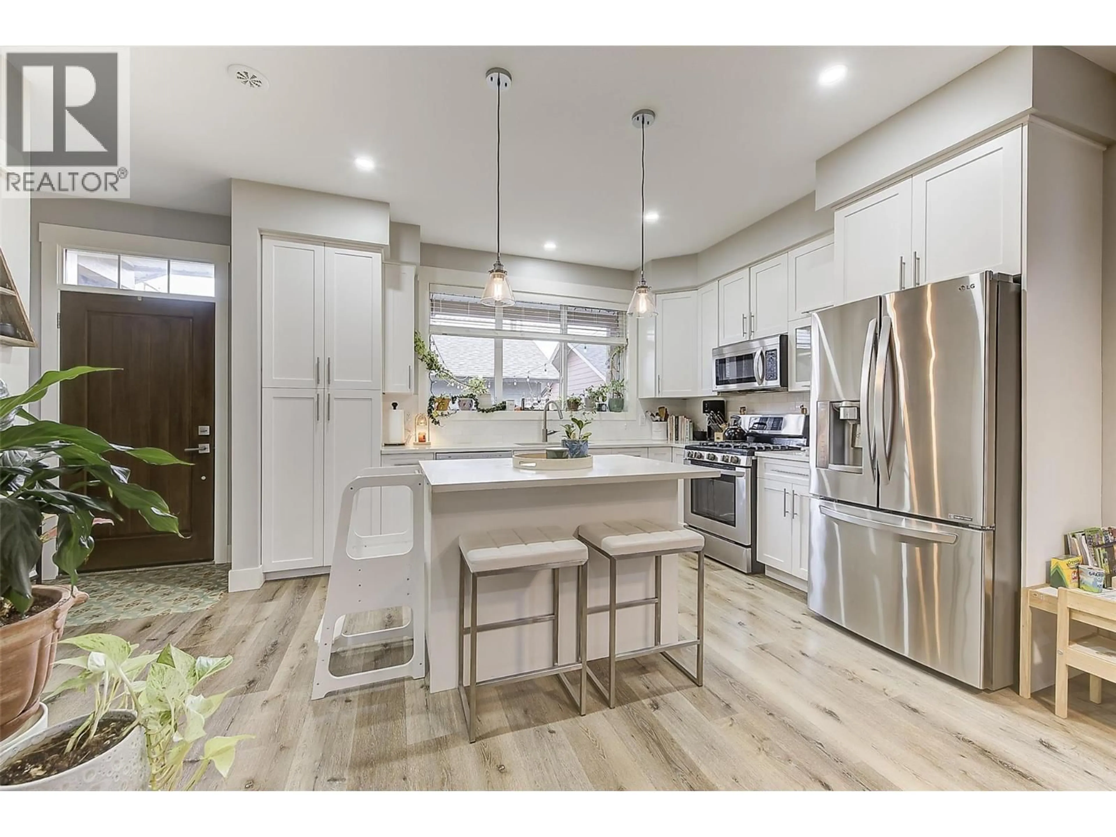 Open concept kitchen, unknown for 1940 ETHEL STREET, Kelowna British Columbia V1Y2Z5