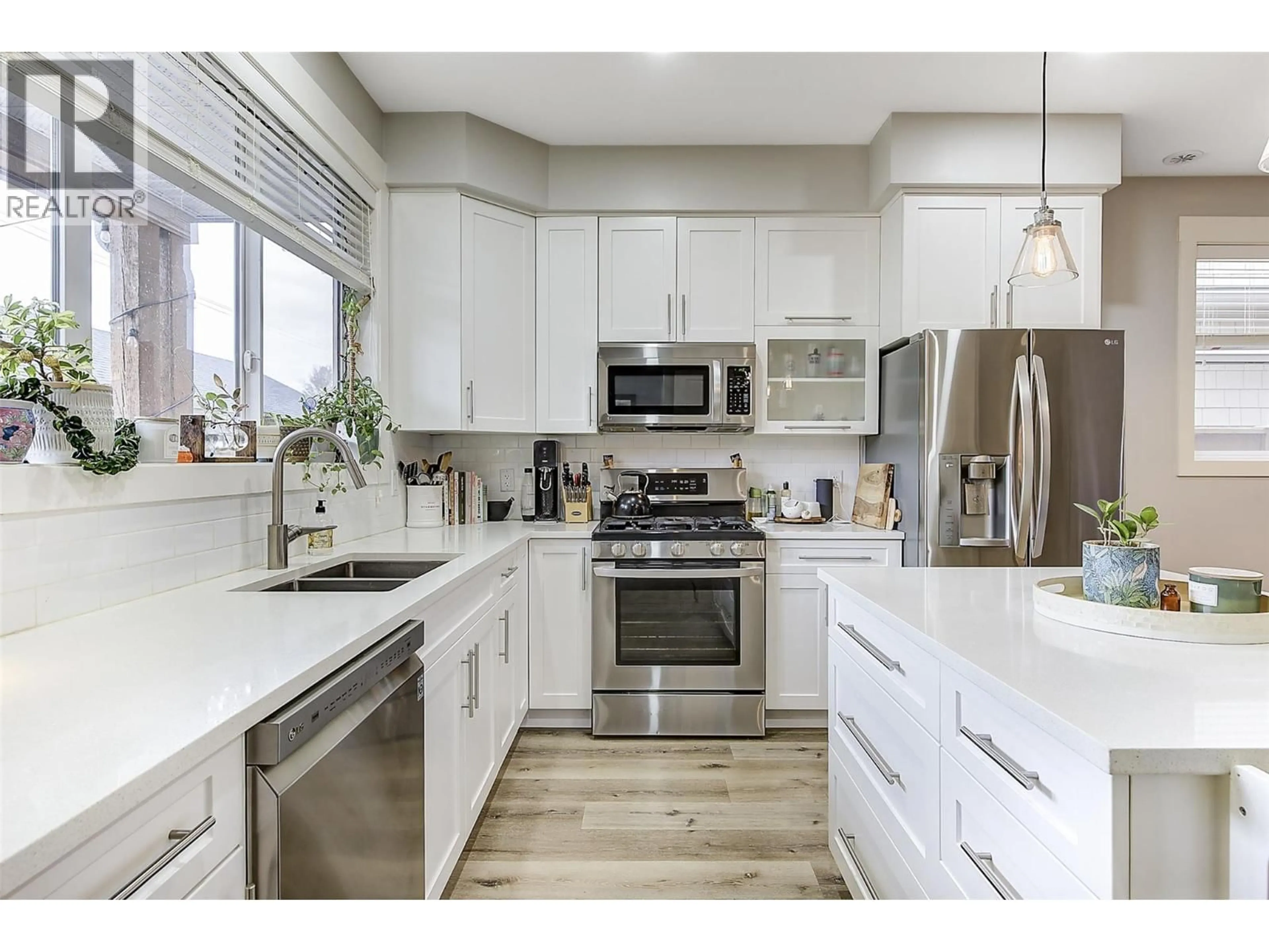 Open concept kitchen, ceramic/tile floor for 1940 ETHEL STREET, Kelowna British Columbia V1Y2Z5
