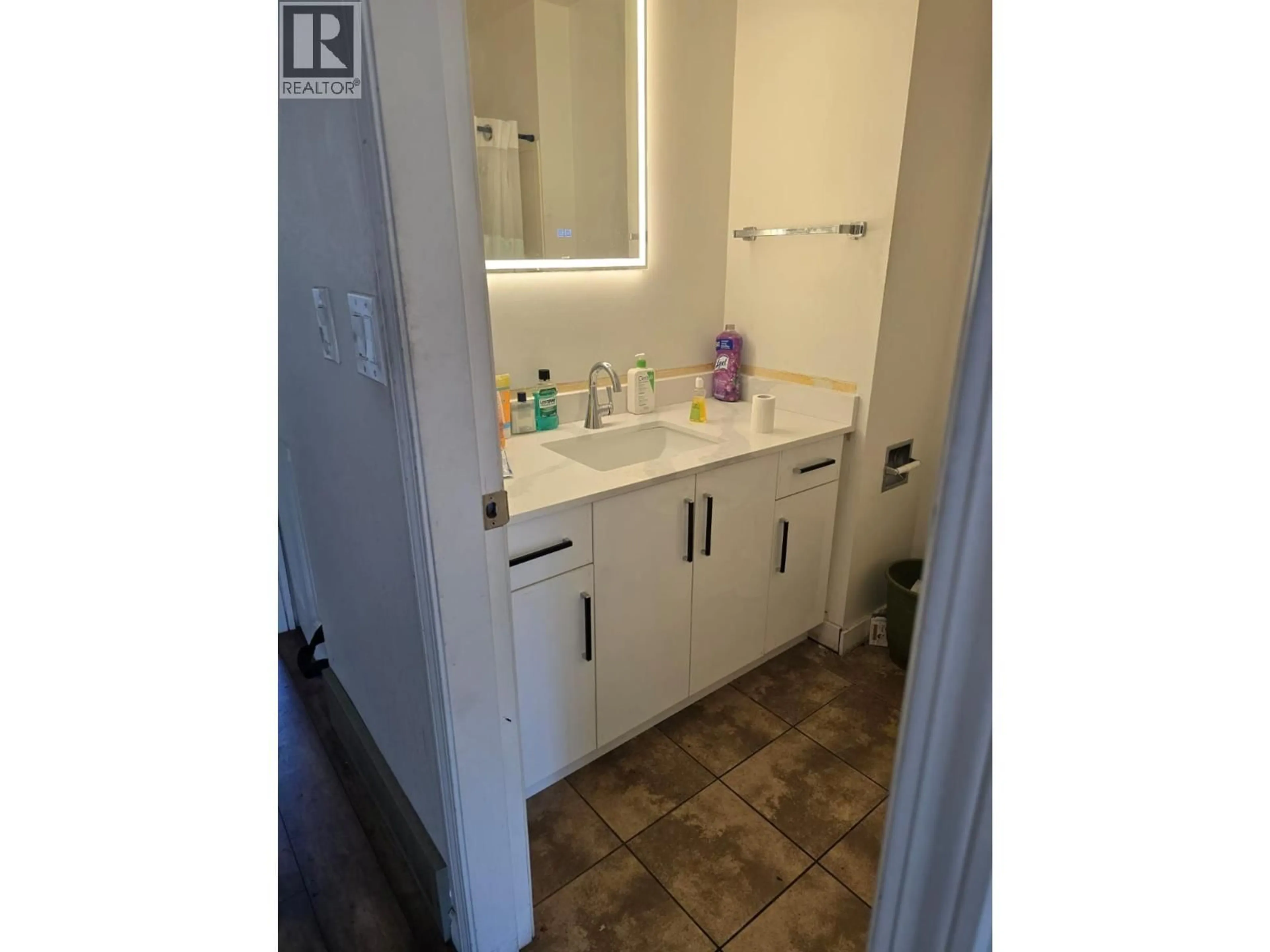Standard bathroom, ceramic/tile floor for 1286 MONASHEE COURT, Kamloops British Columbia V2C6B4