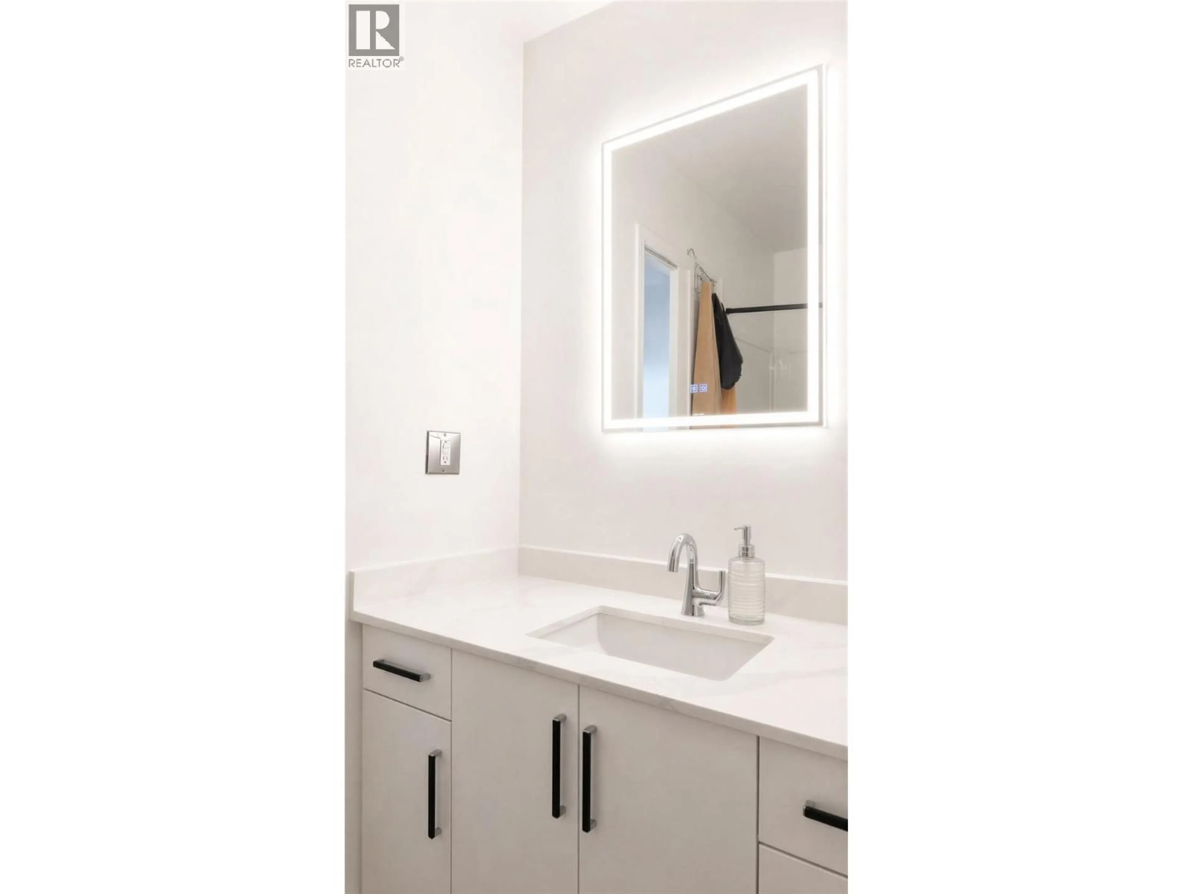 Contemporary bathroom, ceramic/tile floor for 1286 MONASHEE COURT, Kamloops British Columbia V2C6B4