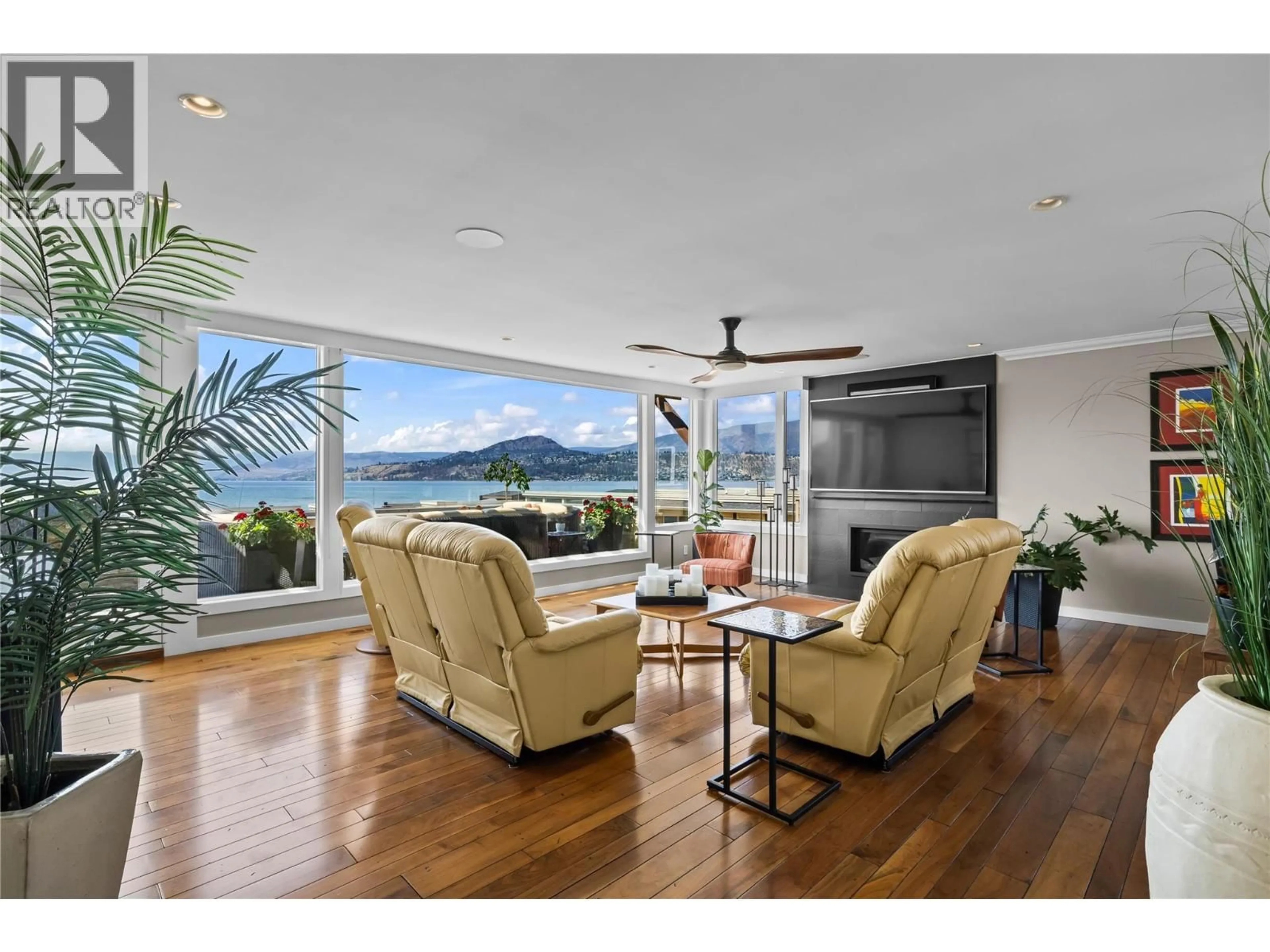 Living room with furniture, wood/laminate floor for 4 - 3350 WATT ROAD, Kelowna British Columbia V1W3C8