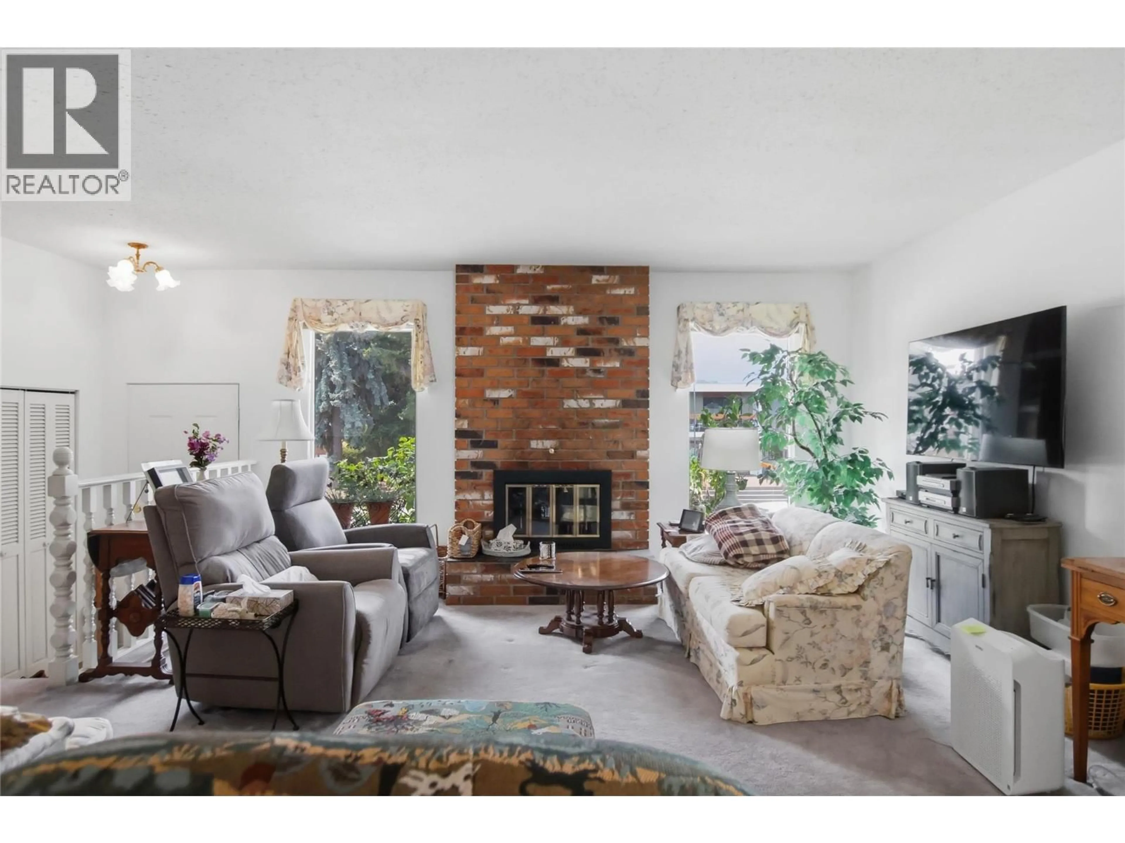 Living room with furniture, unknown for 284 ARROWSTONE DRIVE, Kamloops British Columbia V2C1P7