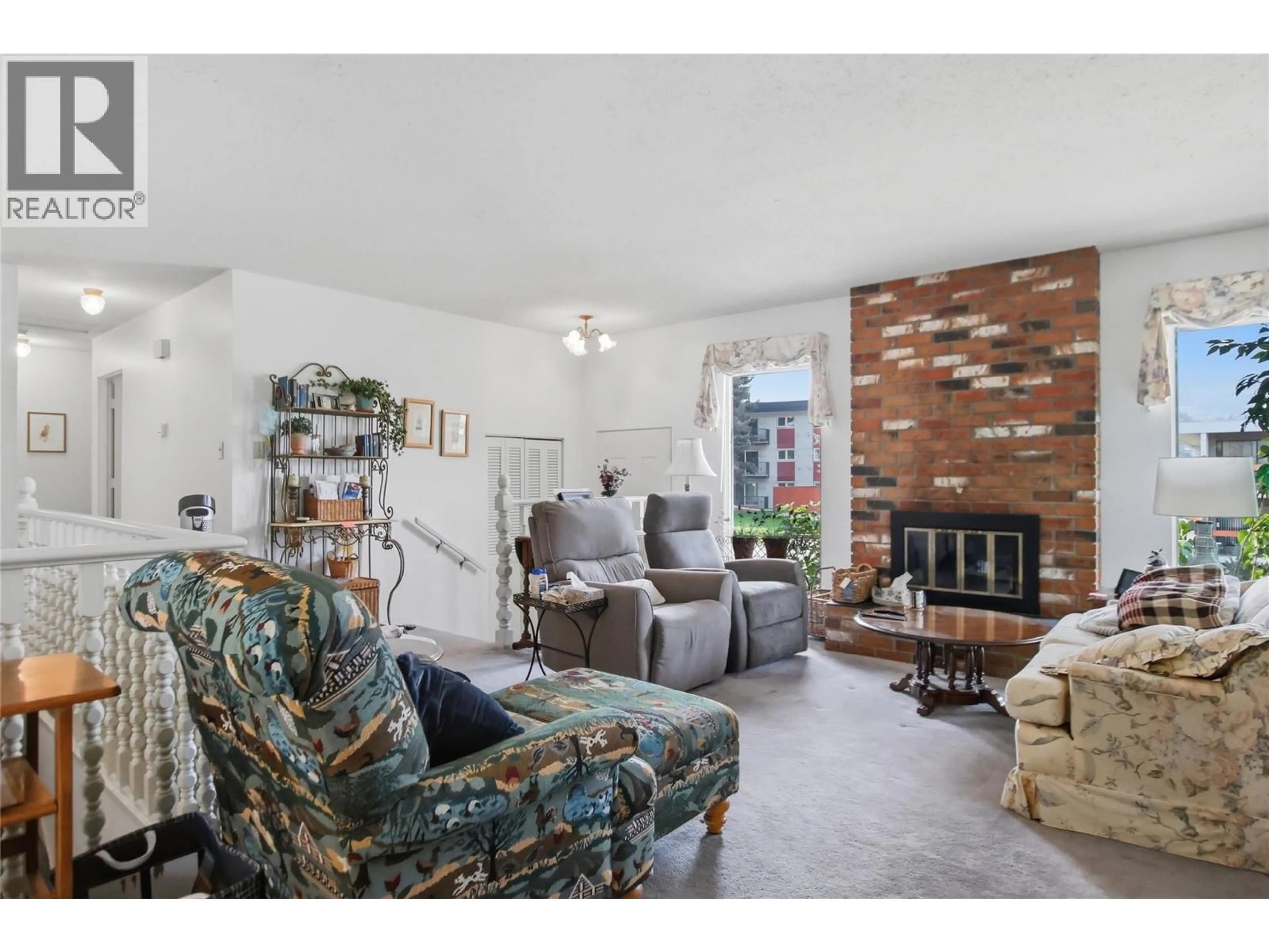 Living room with furniture, unknown for 284 ARROWSTONE DRIVE, Kamloops British Columbia V2C1P7