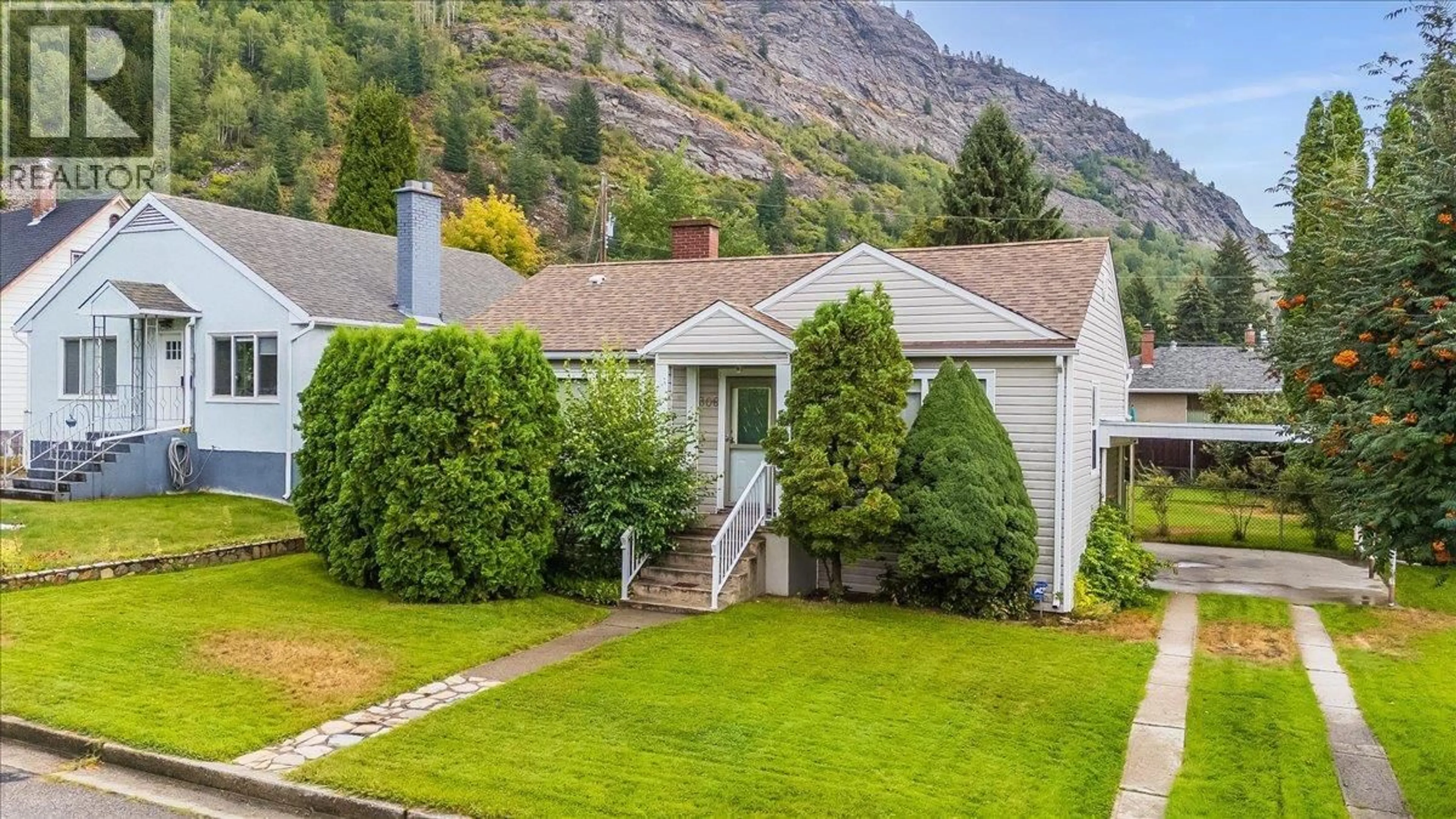 A pic from outside/outdoor area/front of a property/back of a property/a pic from drone, mountain view for 306 SYLVIA CRESCENT, Trail British Columbia V1R1A5