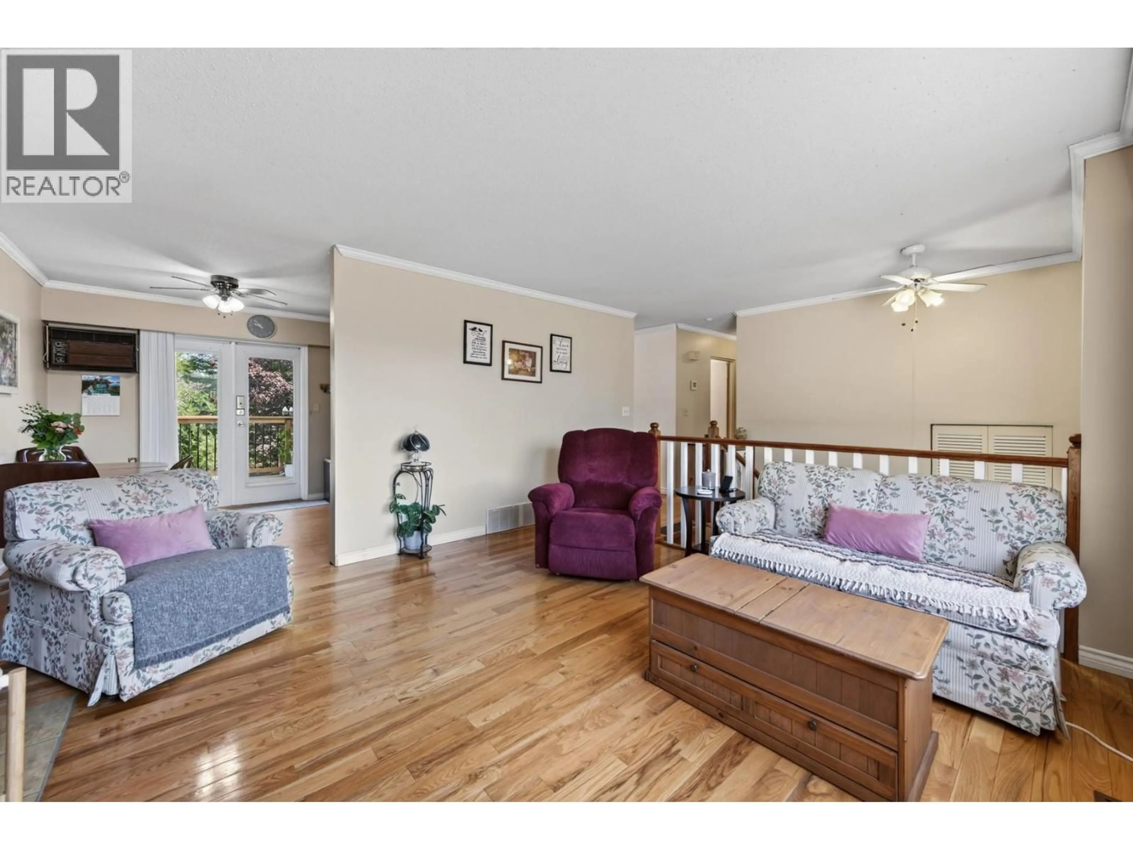 Living room with furniture, wood/laminate floor for 686 SICAMORE DRIVE, Kamloops British Columbia V2B6R5
