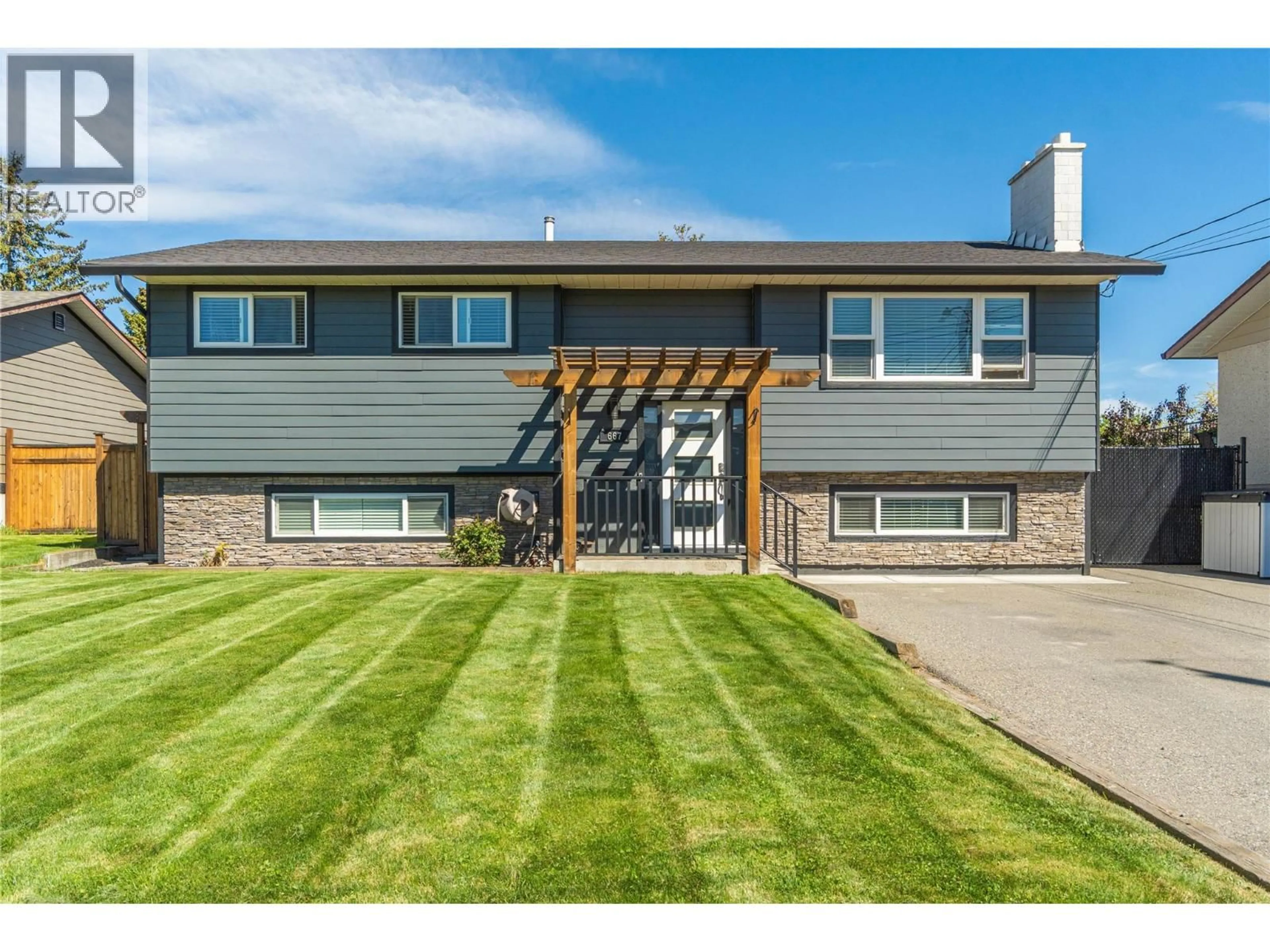 Home with vinyl exterior material, street for 667 CAMBRIDGE CRESCENT, Kamloops British Columbia V2B5B7
