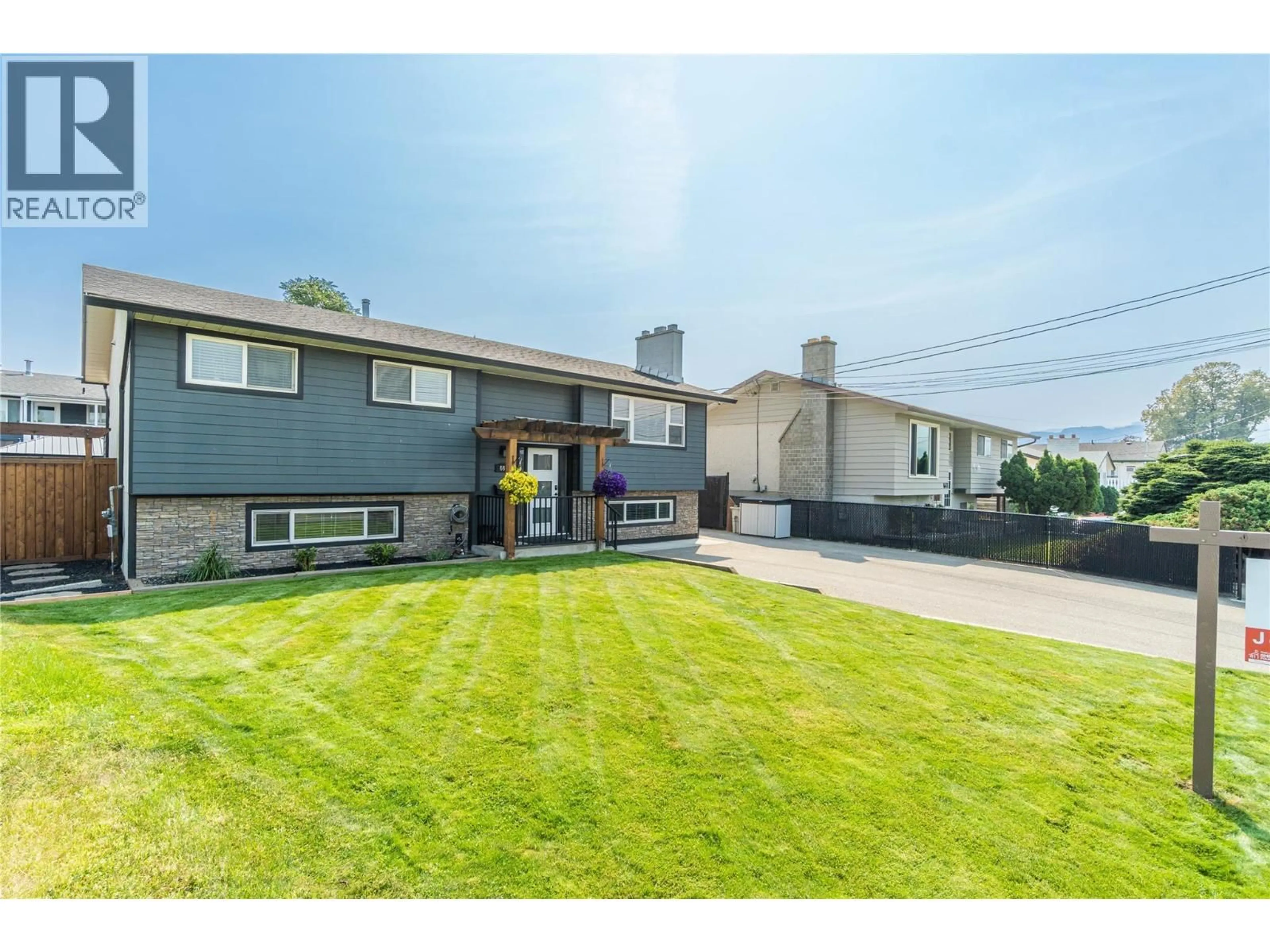 A pic from outside/outdoor area/front of a property/back of a property/a pic from drone, street for 667 CAMBRIDGE CRESCENT, Kamloops British Columbia V2B5B7