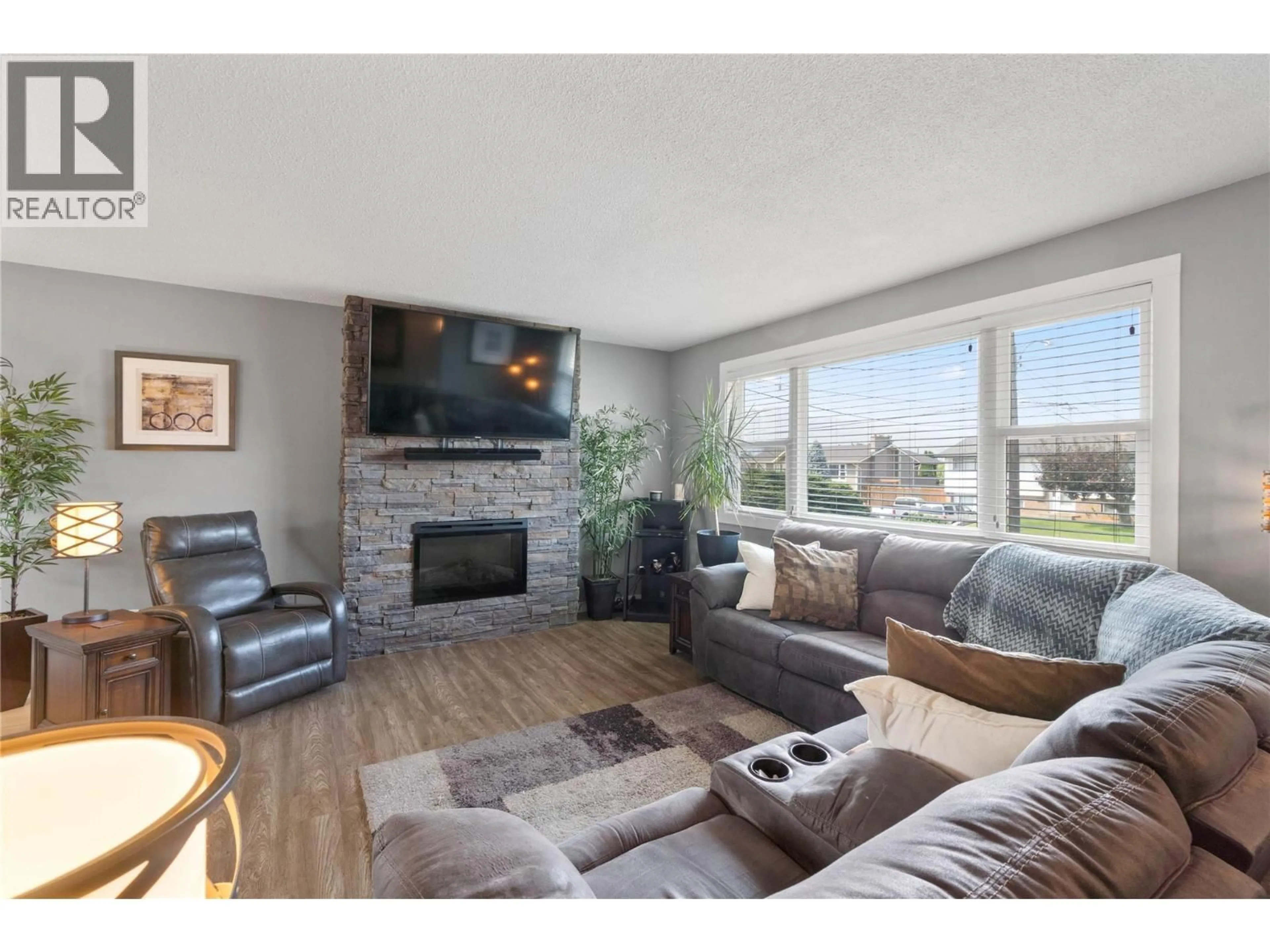 Living room with furniture, unknown for 667 CAMBRIDGE CRESCENT, Kamloops British Columbia V2B5B7