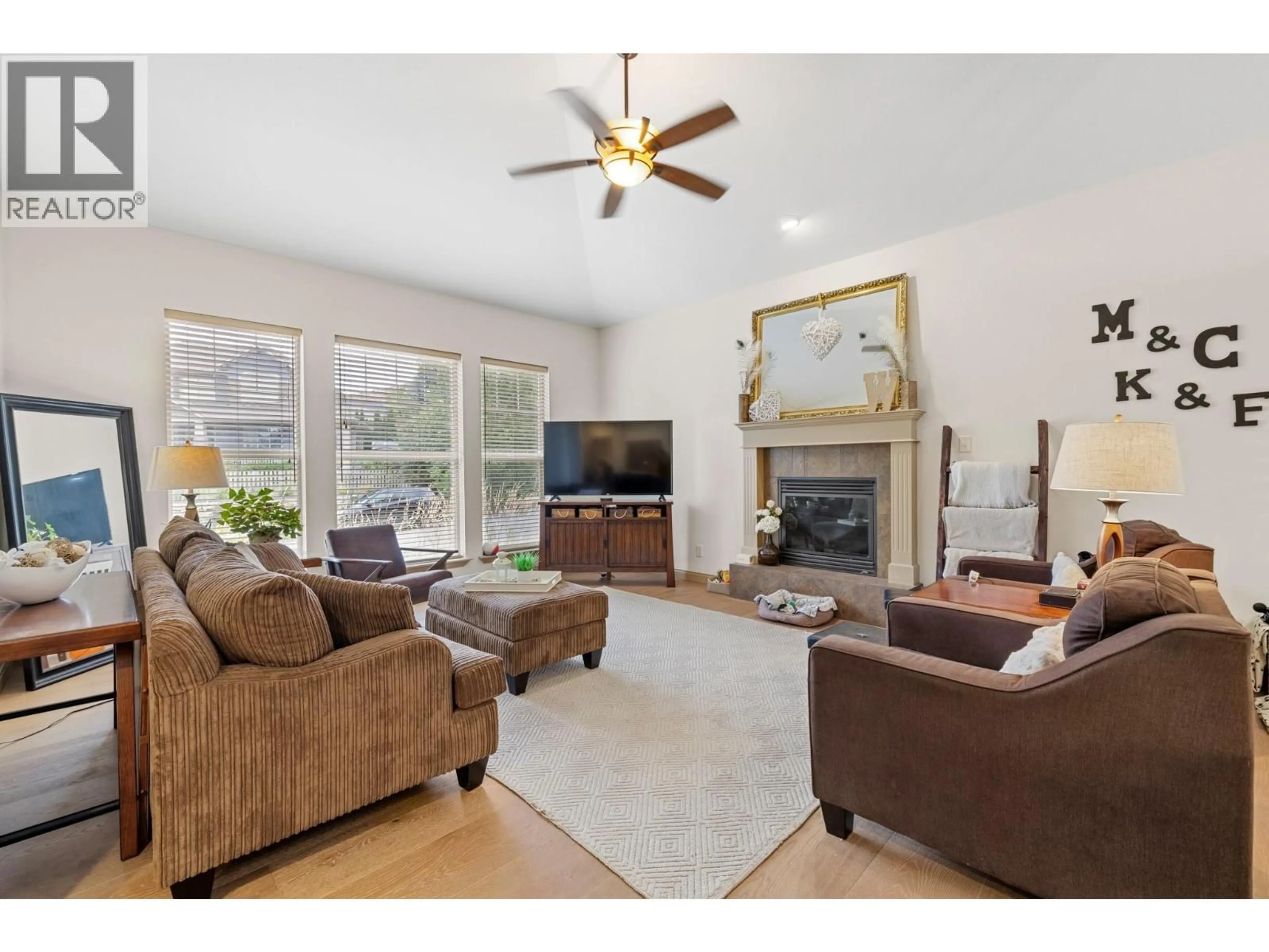 Living room with furniture, unknown for 5438 FARRON STREET, Kelowna British Columbia V1W5A6