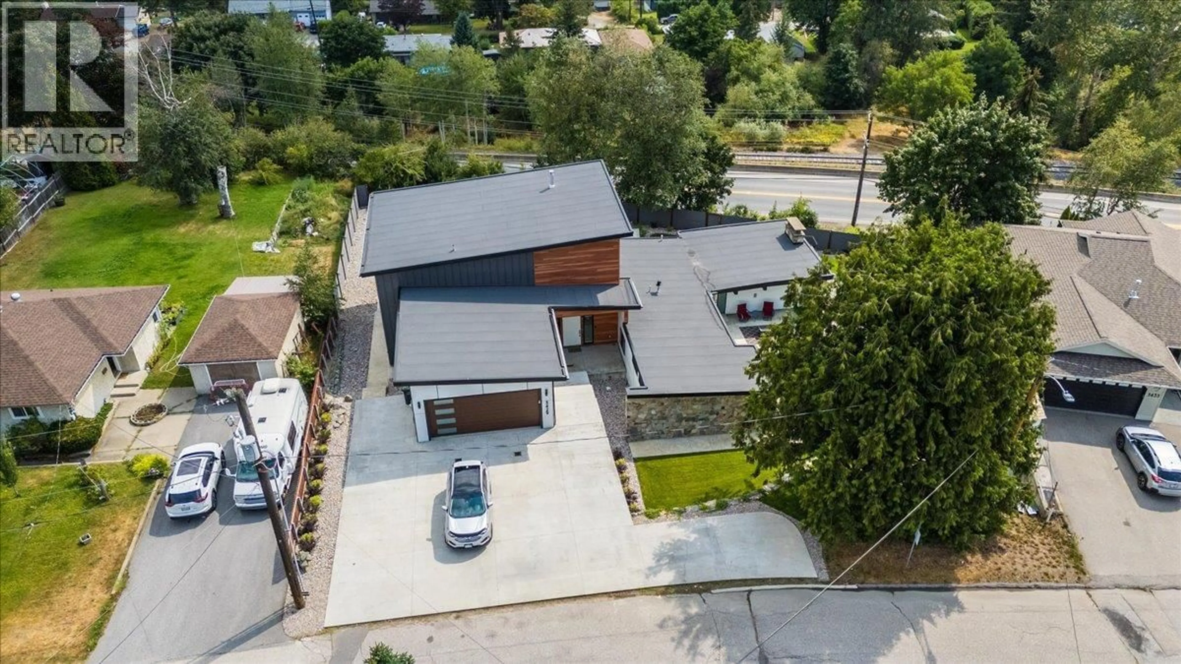 A pic from outside/outdoor area/front of a property/back of a property/a pic from drone, street for 3429 8TH AVENUE, Castlegar British Columbia V1N4L1