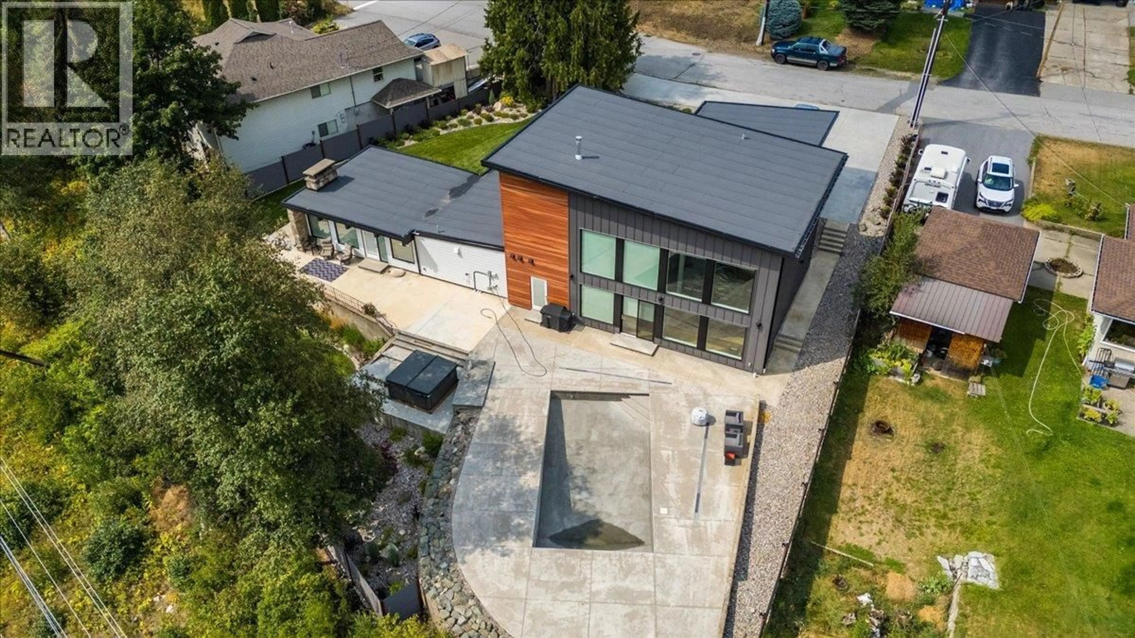 A pic from outside/outdoor area/front of a property/back of a property/a pic from drone, street for 3429 8TH AVENUE, Castlegar British Columbia V1N4L1