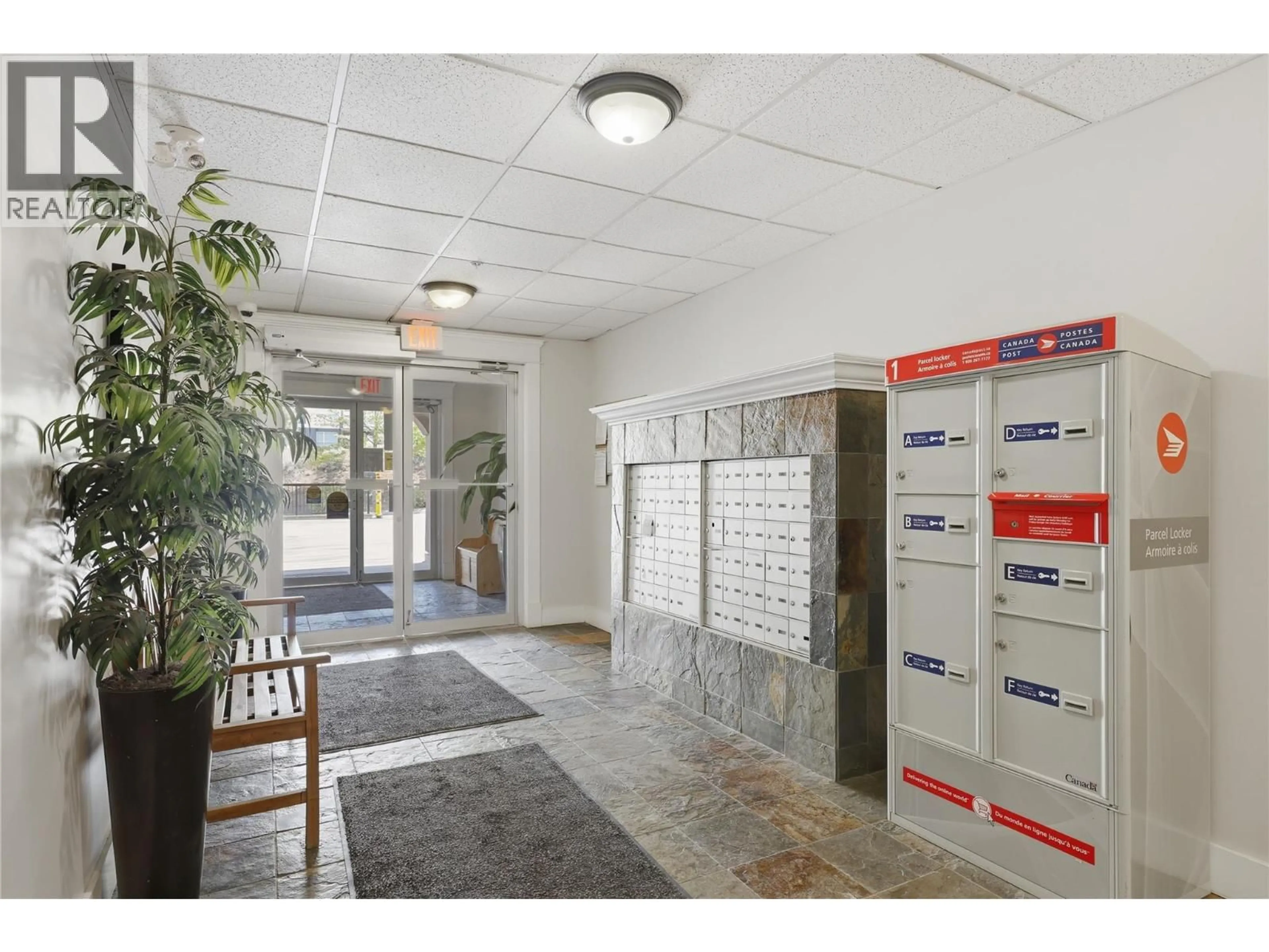 Indoor foyer for 503 - 975 VICTORIA STREET WEST, Kamloops British Columbia V2C0C2