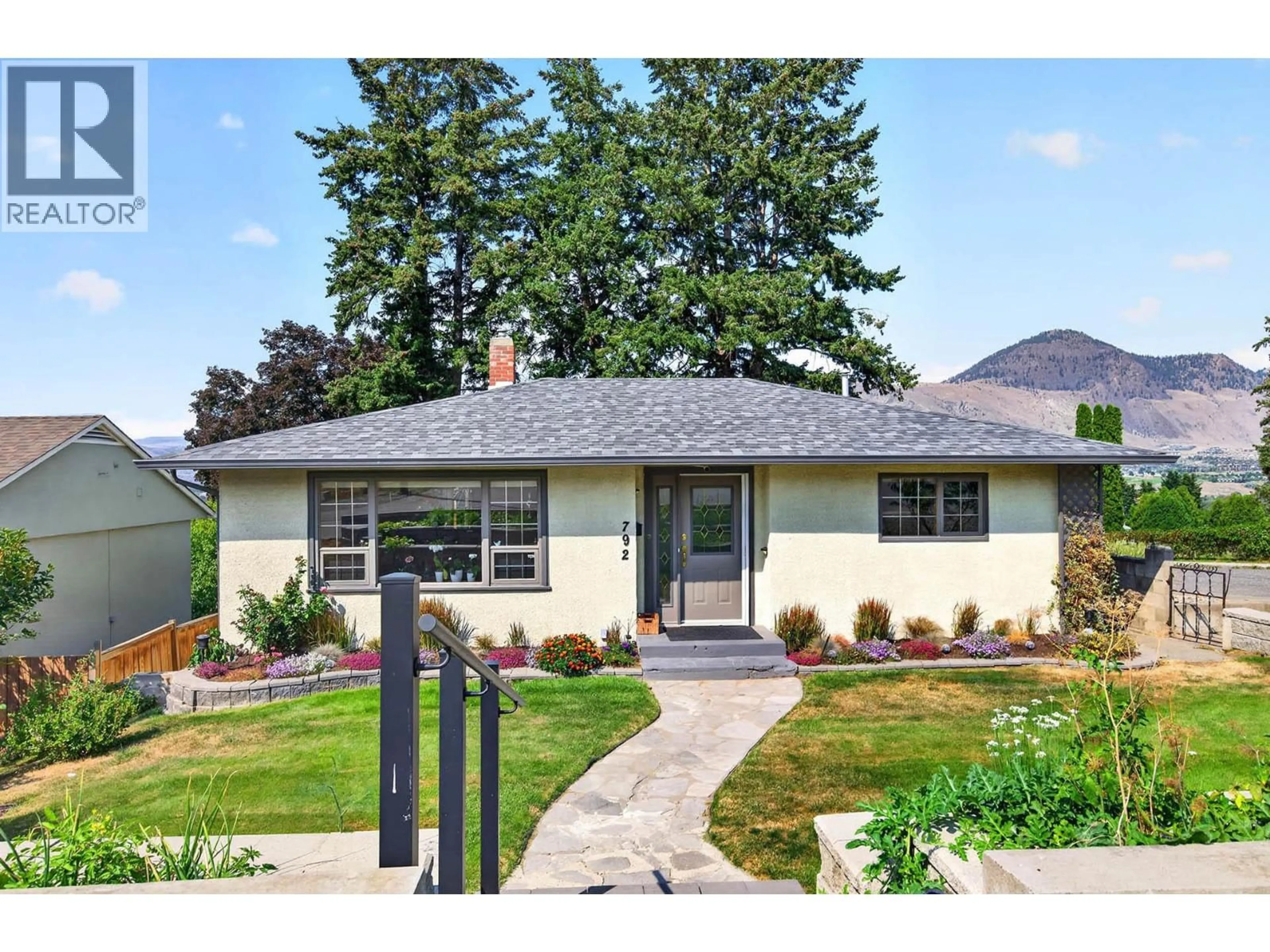 Home with vinyl exterior material, street for 792 MUNRO STREET, Kamloops British Columbia V2C3E8