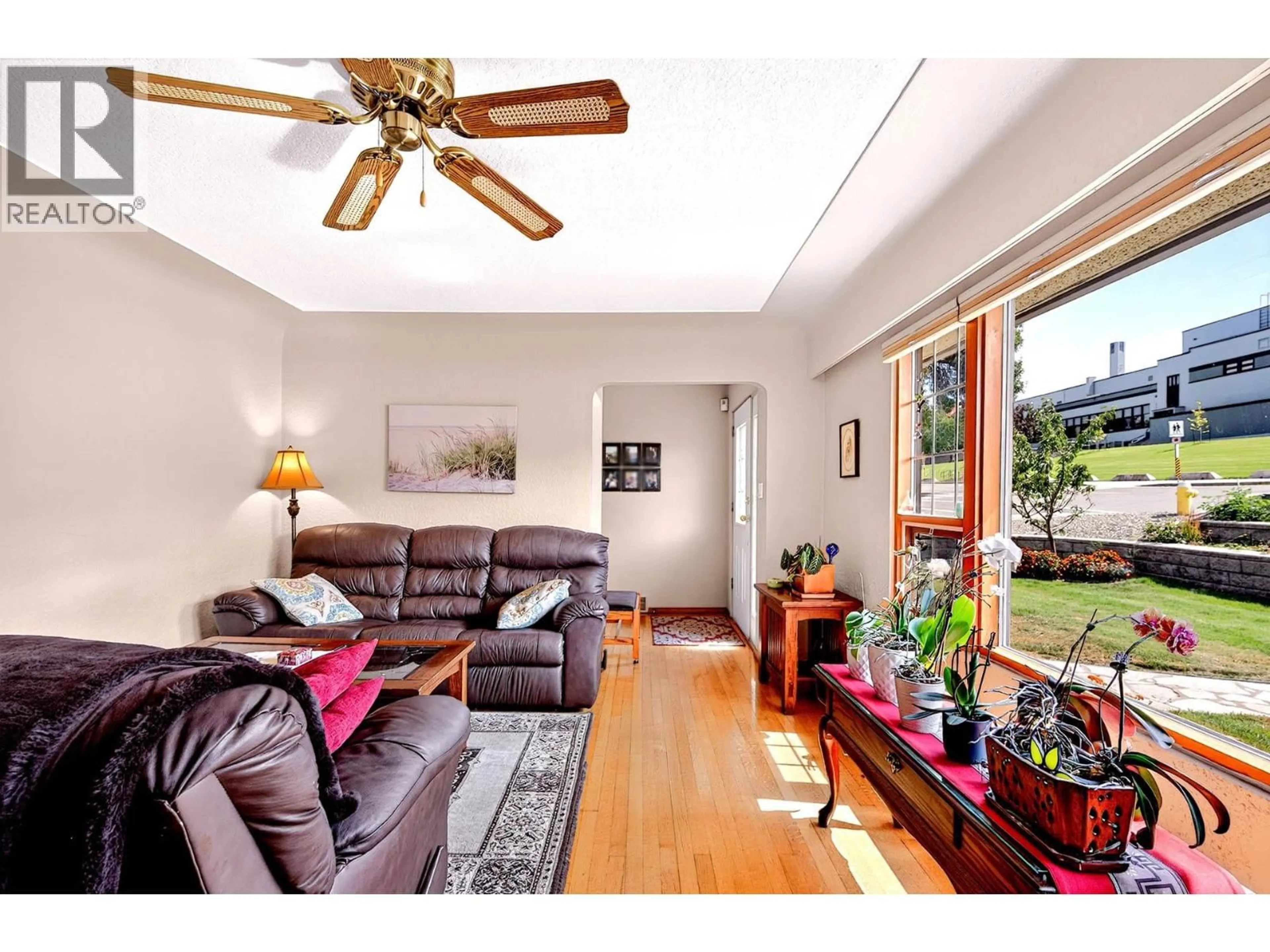 Living room with furniture, wood/laminate floor for 792 MUNRO STREET, Kamloops British Columbia V2C3E8