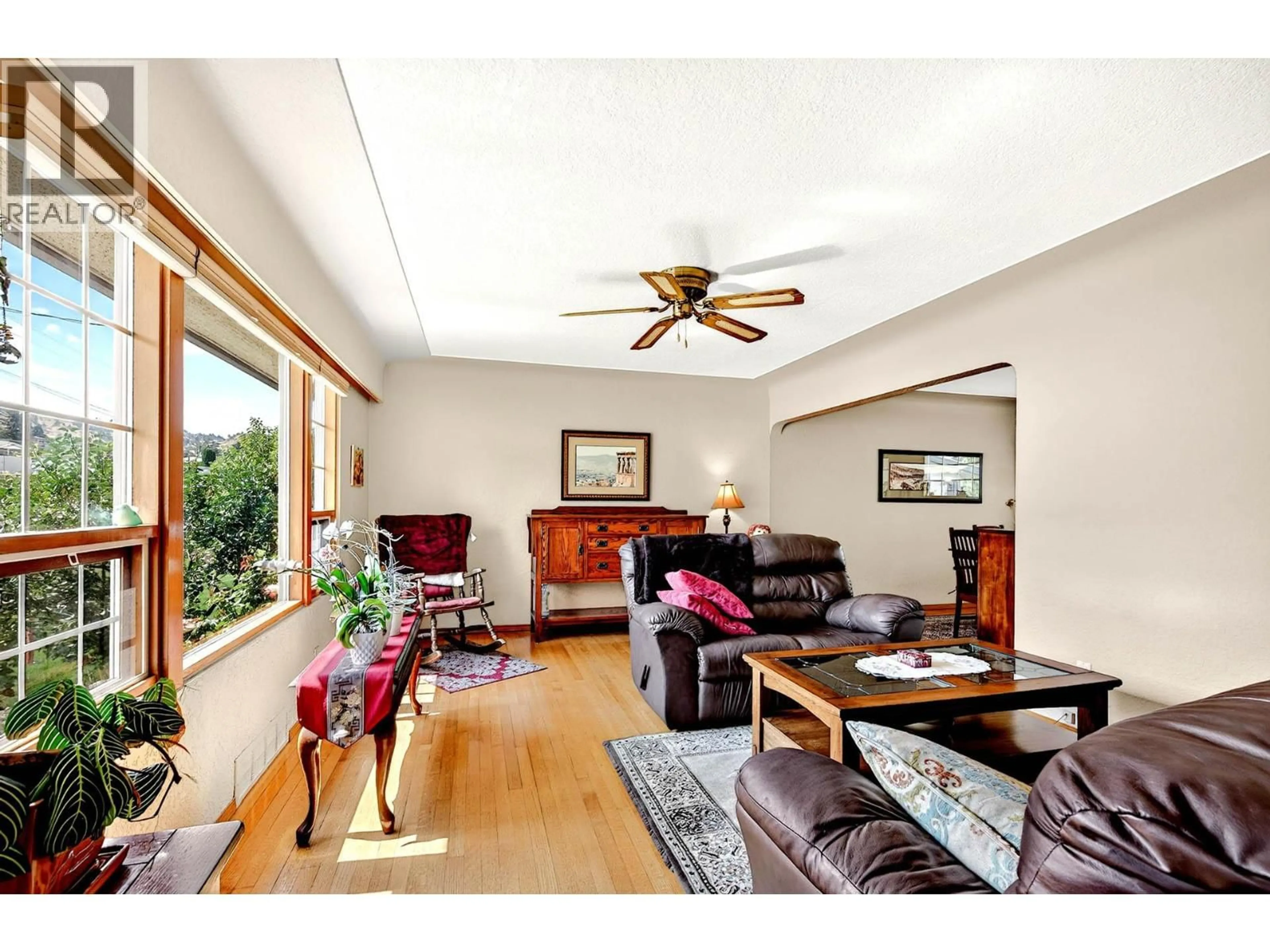 Living room with furniture, wood/laminate floor for 792 MUNRO STREET, Kamloops British Columbia V2C3E8