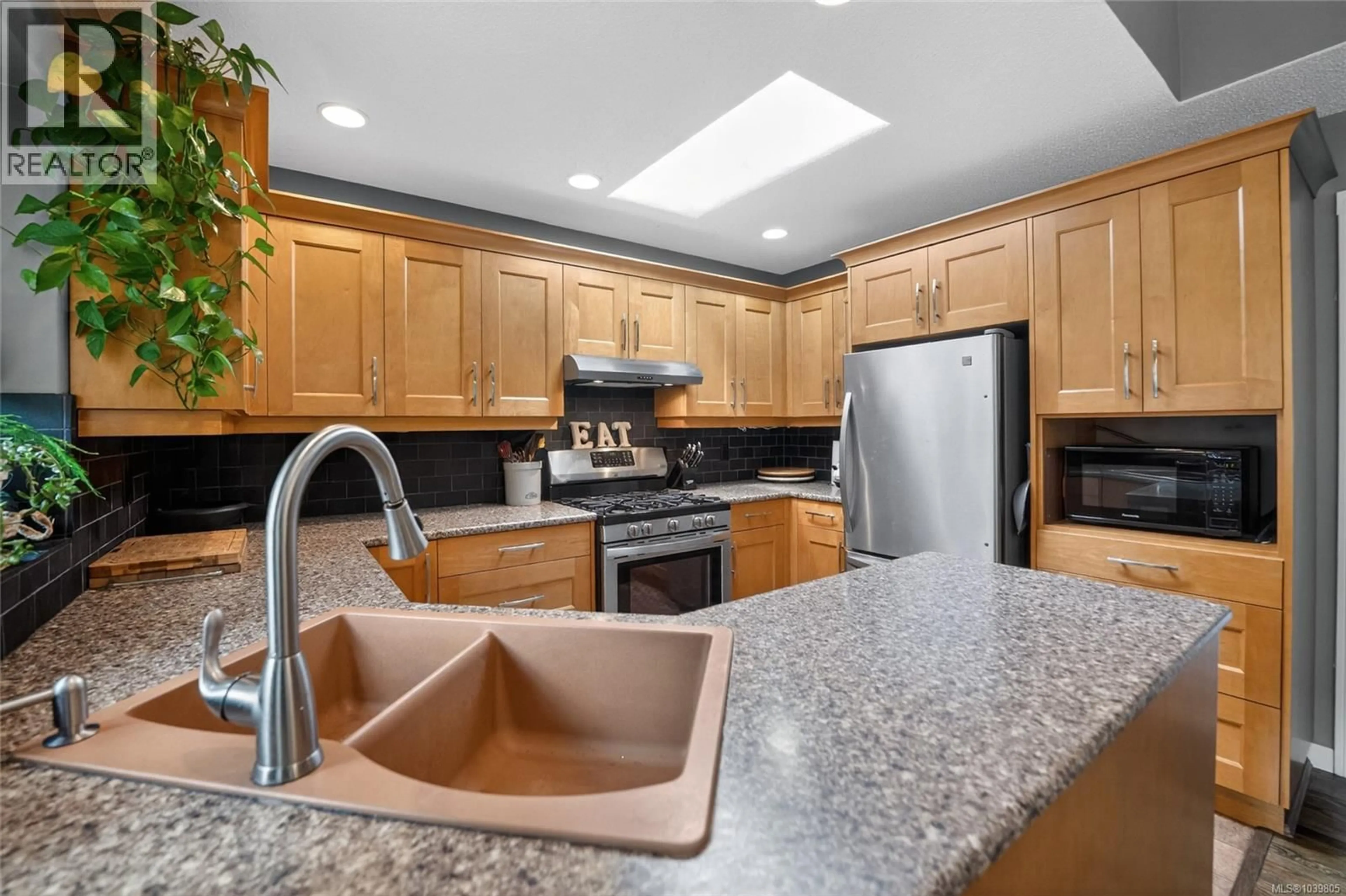 Standard kitchen, ceramic/tile floor for 6117 ICARUS DRIVE, Nanaimo British Columbia V9V1B6