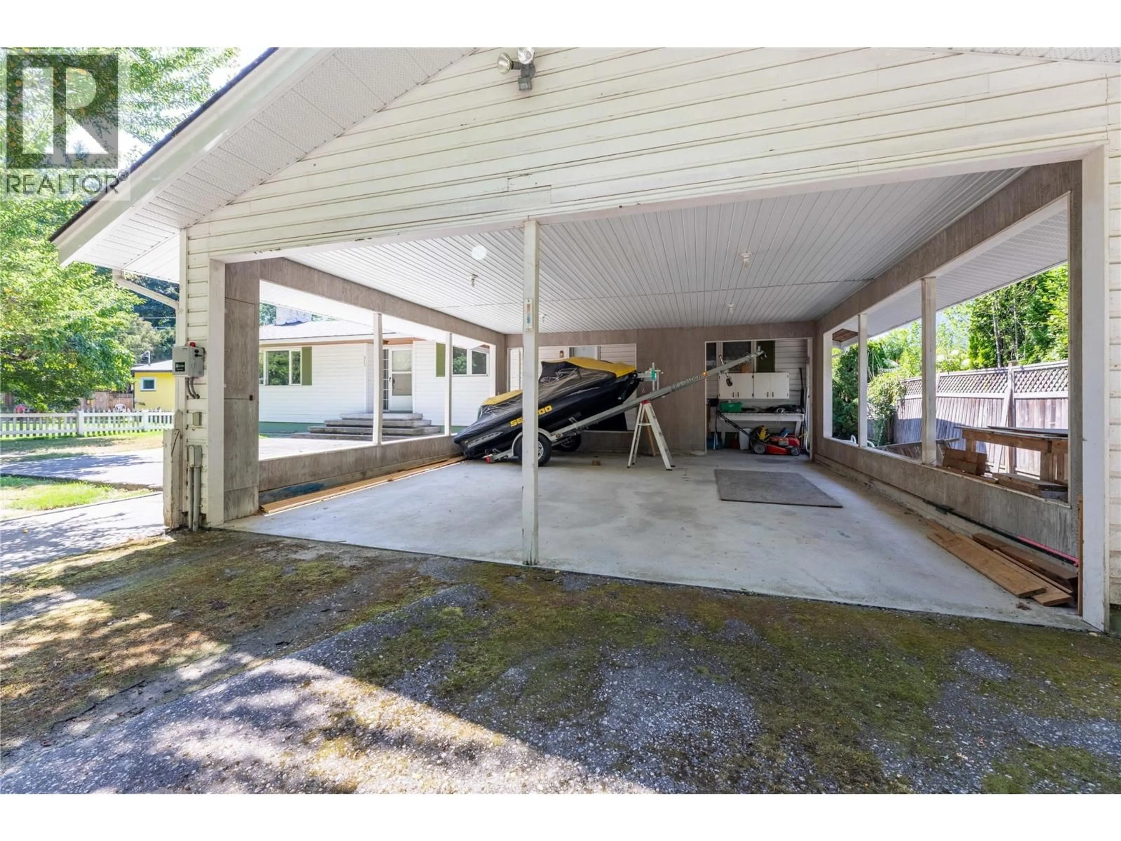 Indoor garage for 413 97A HIGHWAY, Sicamous British Columbia V0E2V1