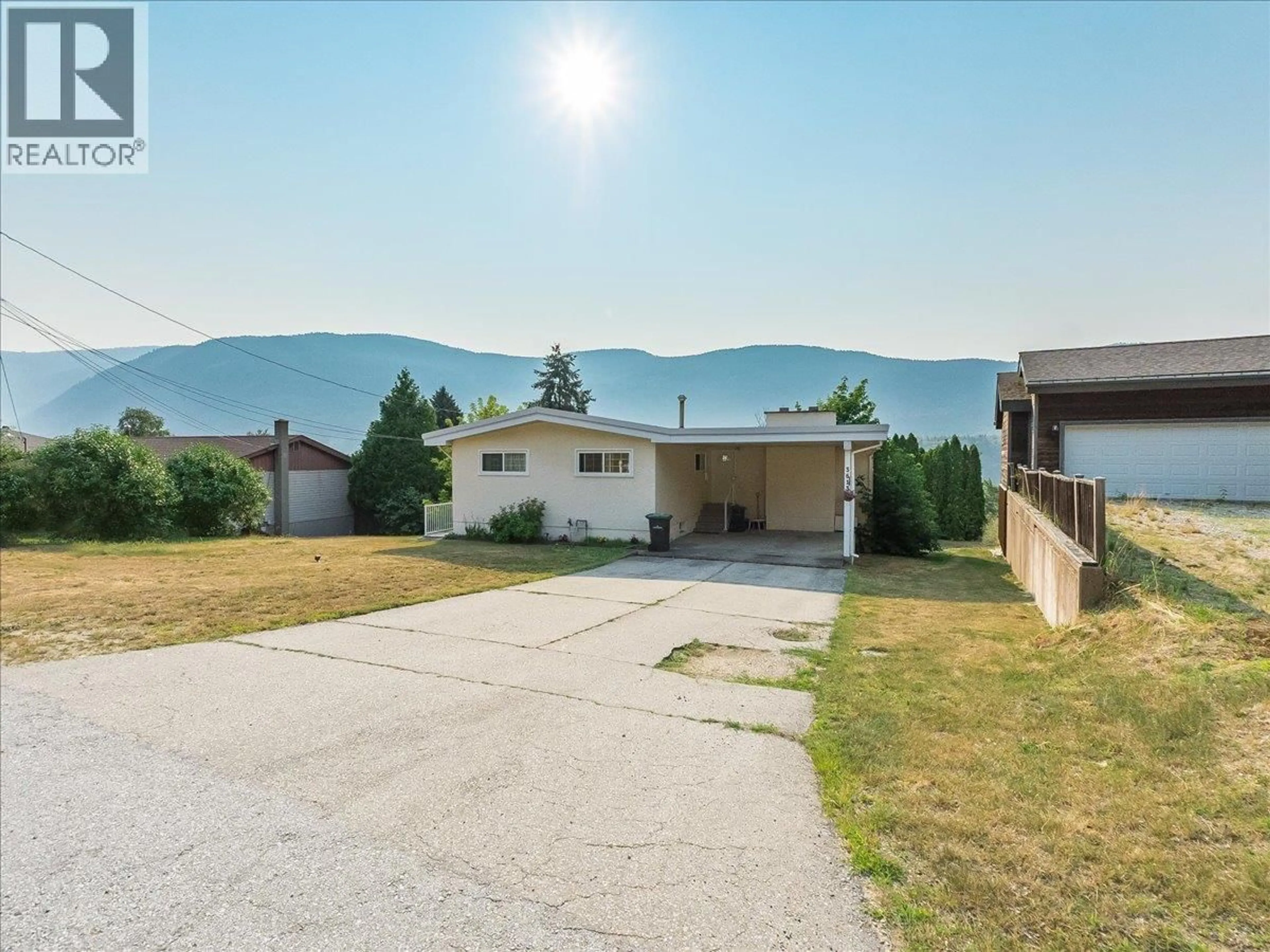 A pic from outside/outdoor area/front of a property/back of a property/a pic from drone, mountain view for 3613 9TH AVENUE, Castlegar British Columbia V1N2Z6