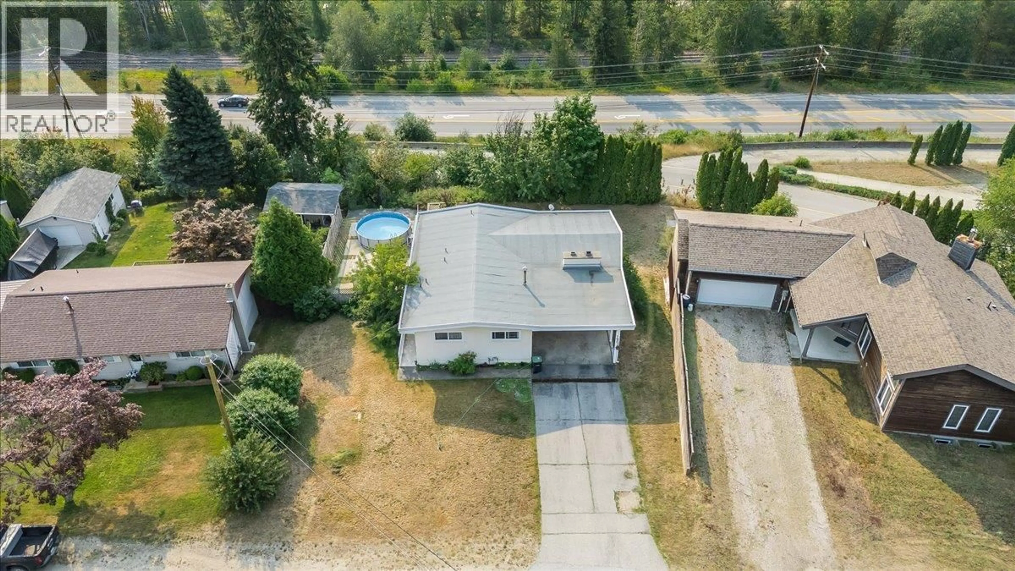 A pic from outside/outdoor area/front of a property/back of a property/a pic from drone, street for 3613 9TH AVENUE, Castlegar British Columbia V1N2Z6