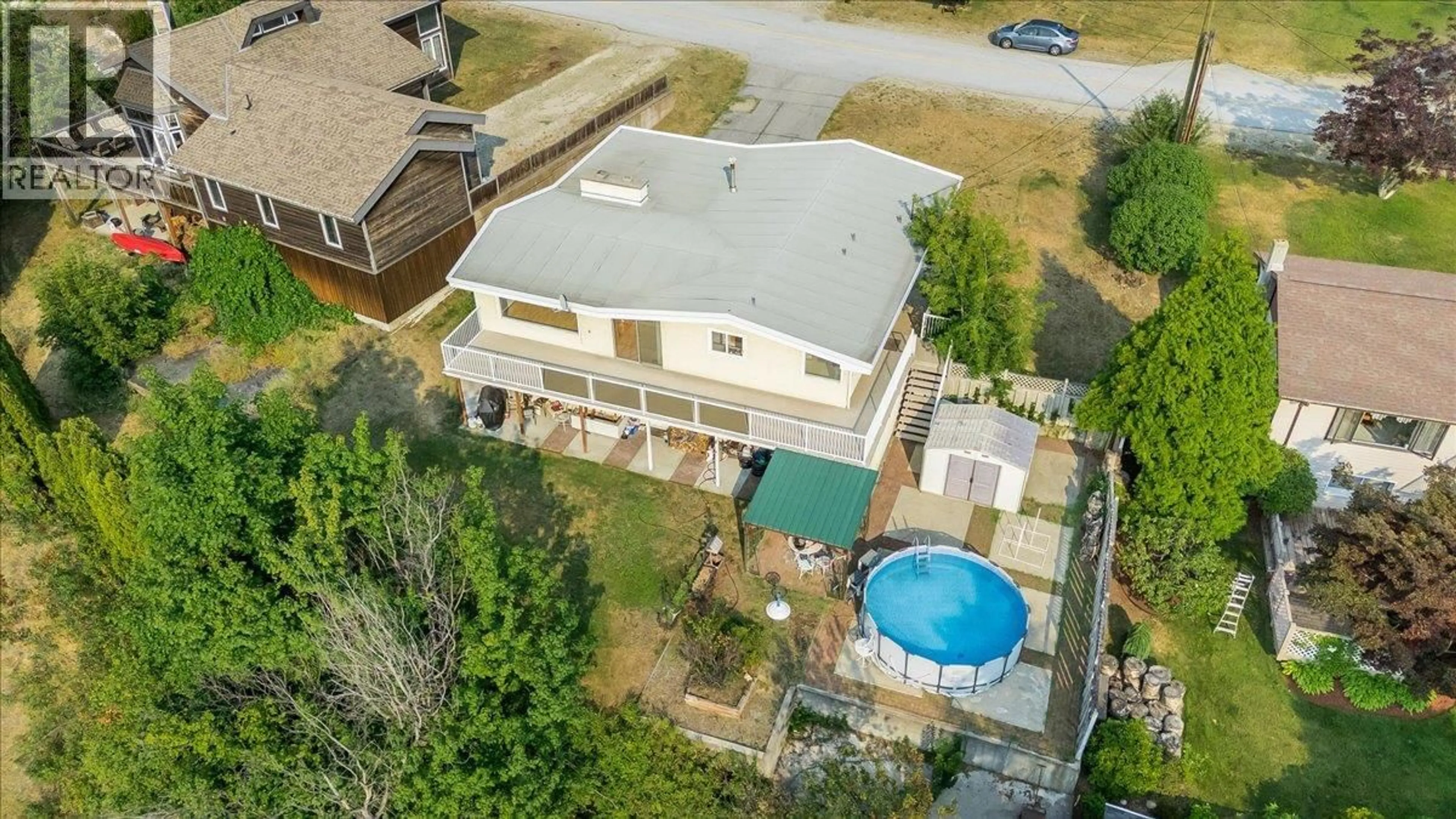 A pic from outside/outdoor area/front of a property/back of a property/a pic from drone, unknown for 3613 9TH AVENUE, Castlegar British Columbia V1N2Z6