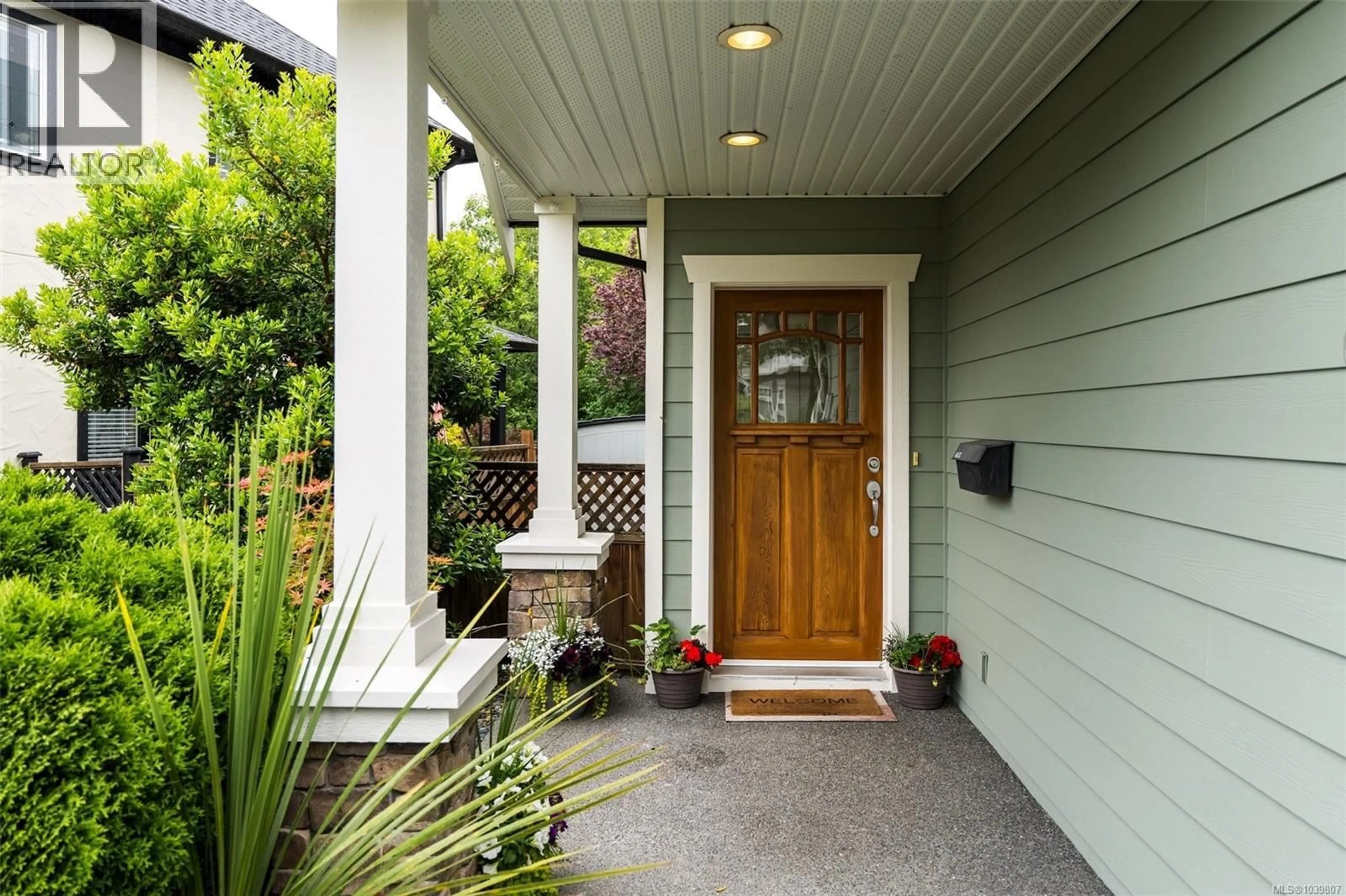 Indoor entryway for 3979 SOUTH VALLEY DRIVE, Saanich British Columbia V8Z7Z1