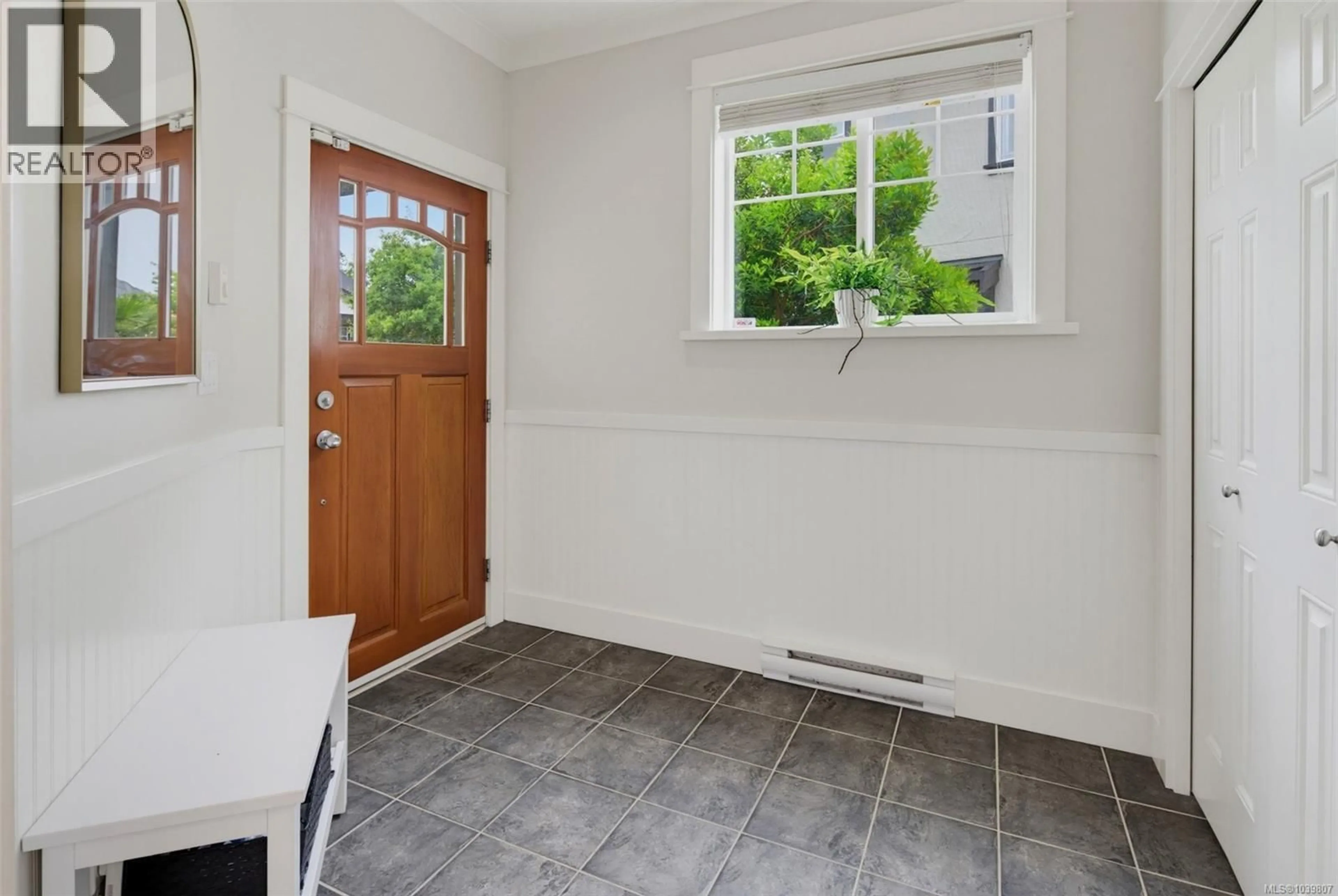 Indoor entryway for 3979 SOUTH VALLEY DRIVE, Saanich British Columbia V8Z7Z1