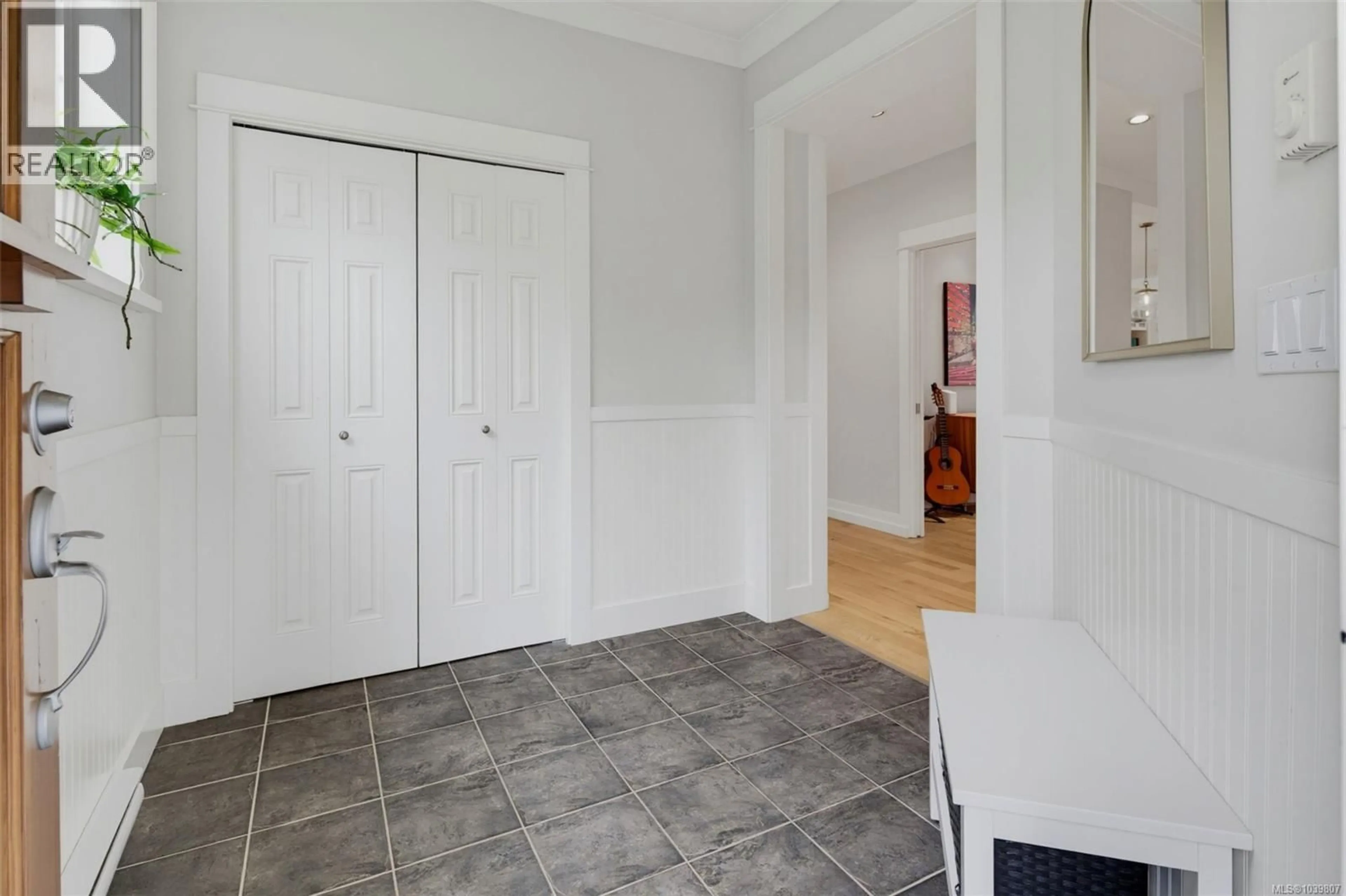 Indoor entryway for 3979 SOUTH VALLEY DRIVE, Saanich British Columbia V8Z7Z1