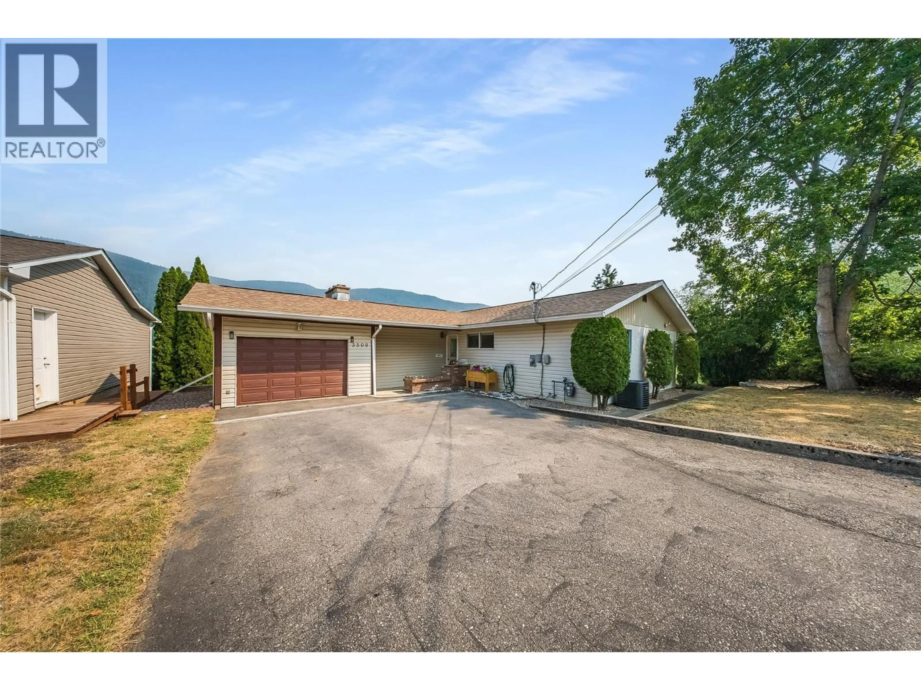 A pic from outside/outdoor area/front of a property/back of a property/a pic from drone, street for 3509 5TH AVENUE, Castlegar British Columbia V1N2V8