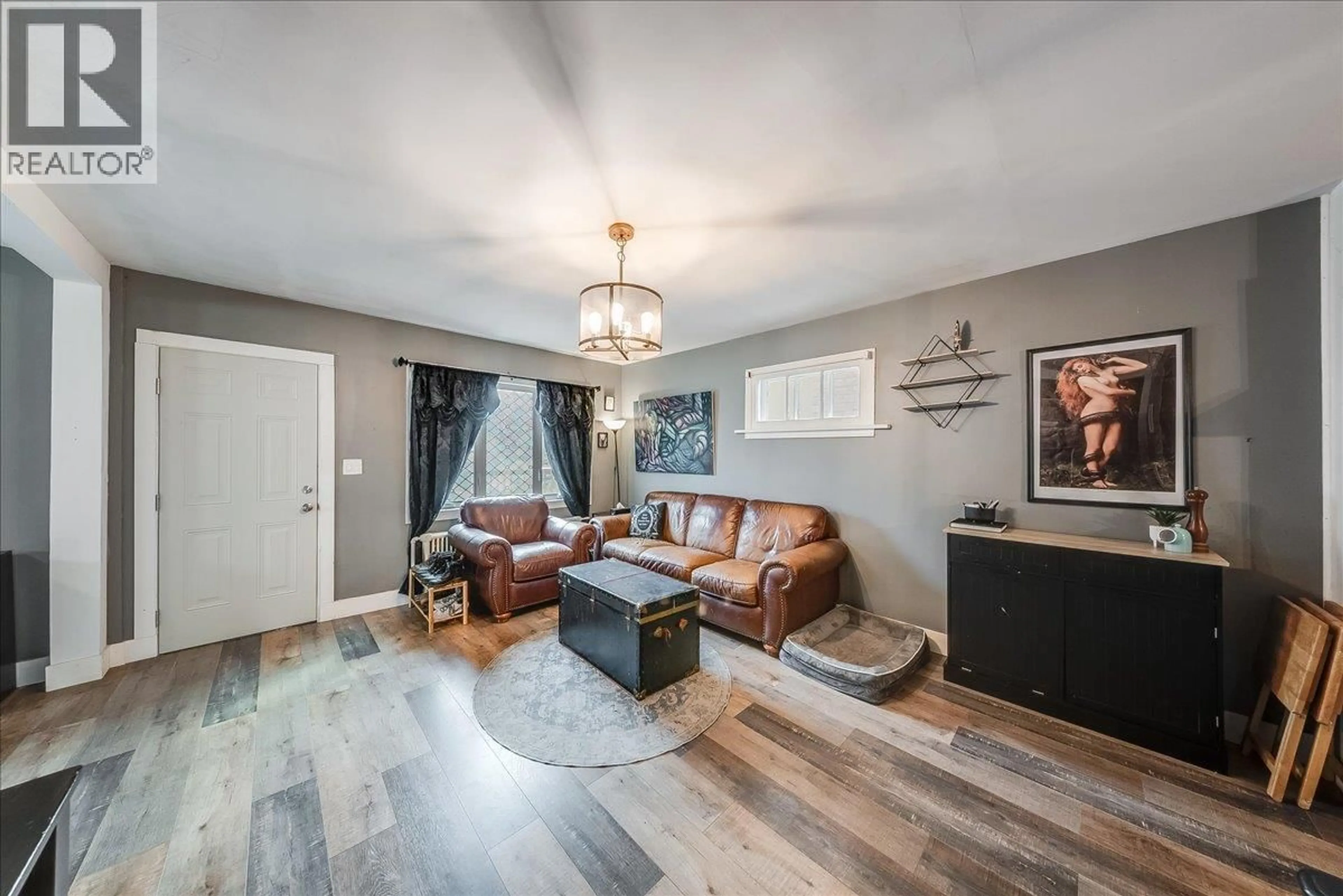Living room with furniture, wood/laminate floor for 1430 THIRD AVENUE, Trail British Columbia V1R1P6