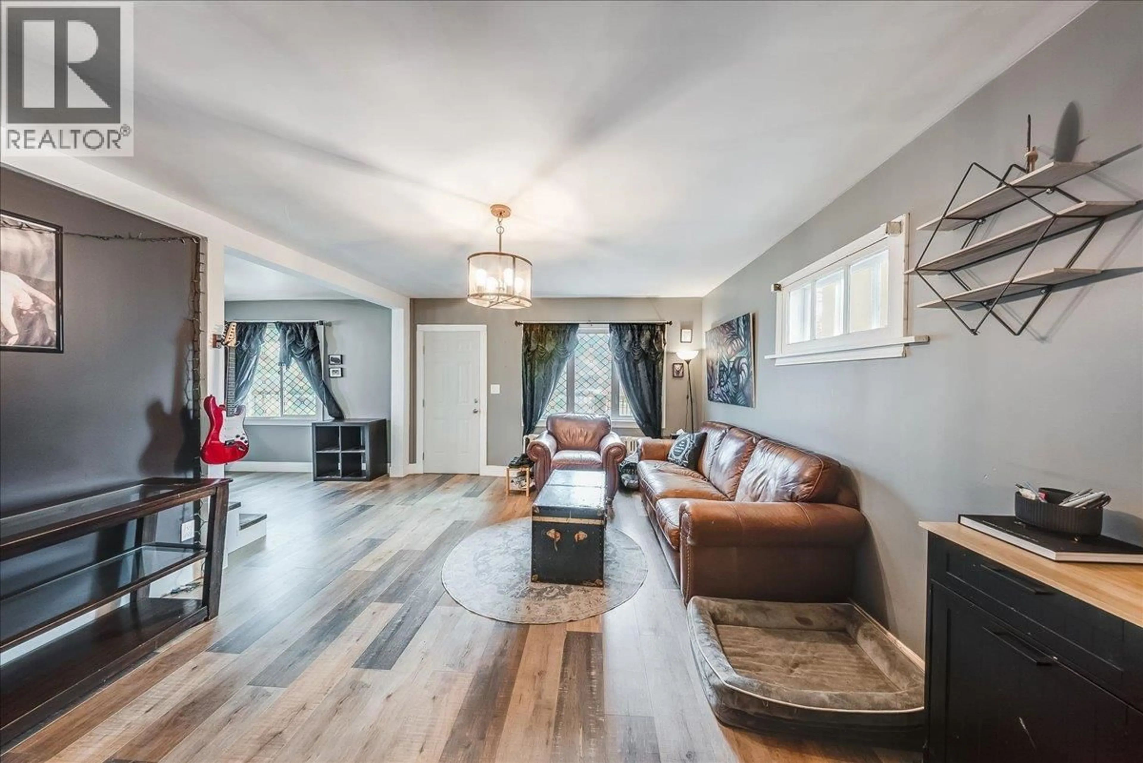 Living room with furniture, wood/laminate floor for 1430 THIRD AVENUE, Trail British Columbia V1R1P6