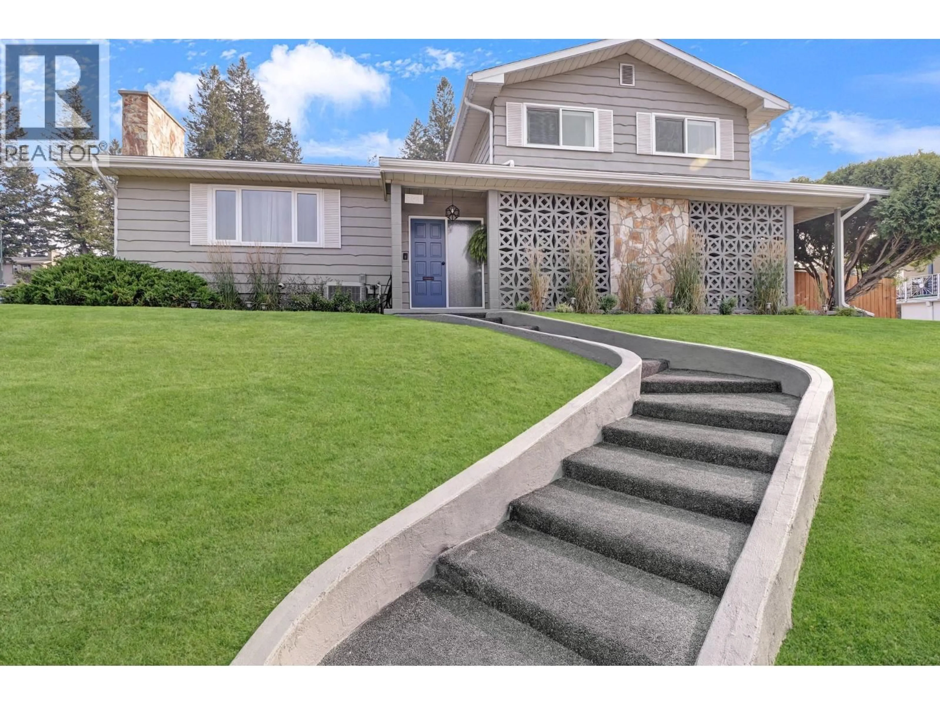 Home with vinyl exterior material, street for 701 17TH AVENUE SOUTH, Cranbrook British Columbia V1C3B6