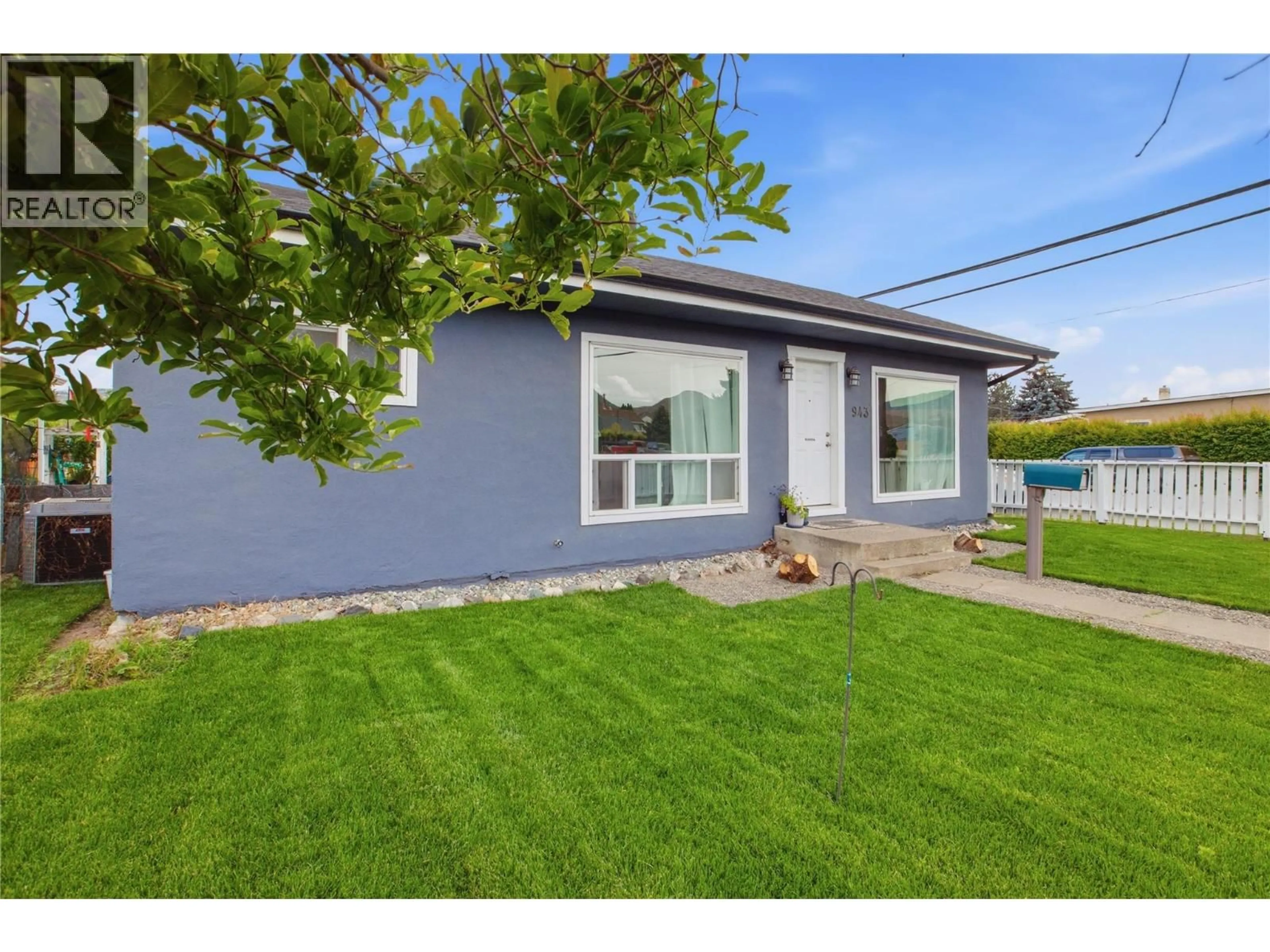 A pic from outside/outdoor area/front of a property/back of a property/a pic from drone, street for 943 SURREY AVENUE, Kamloops British Columbia V2B1R1