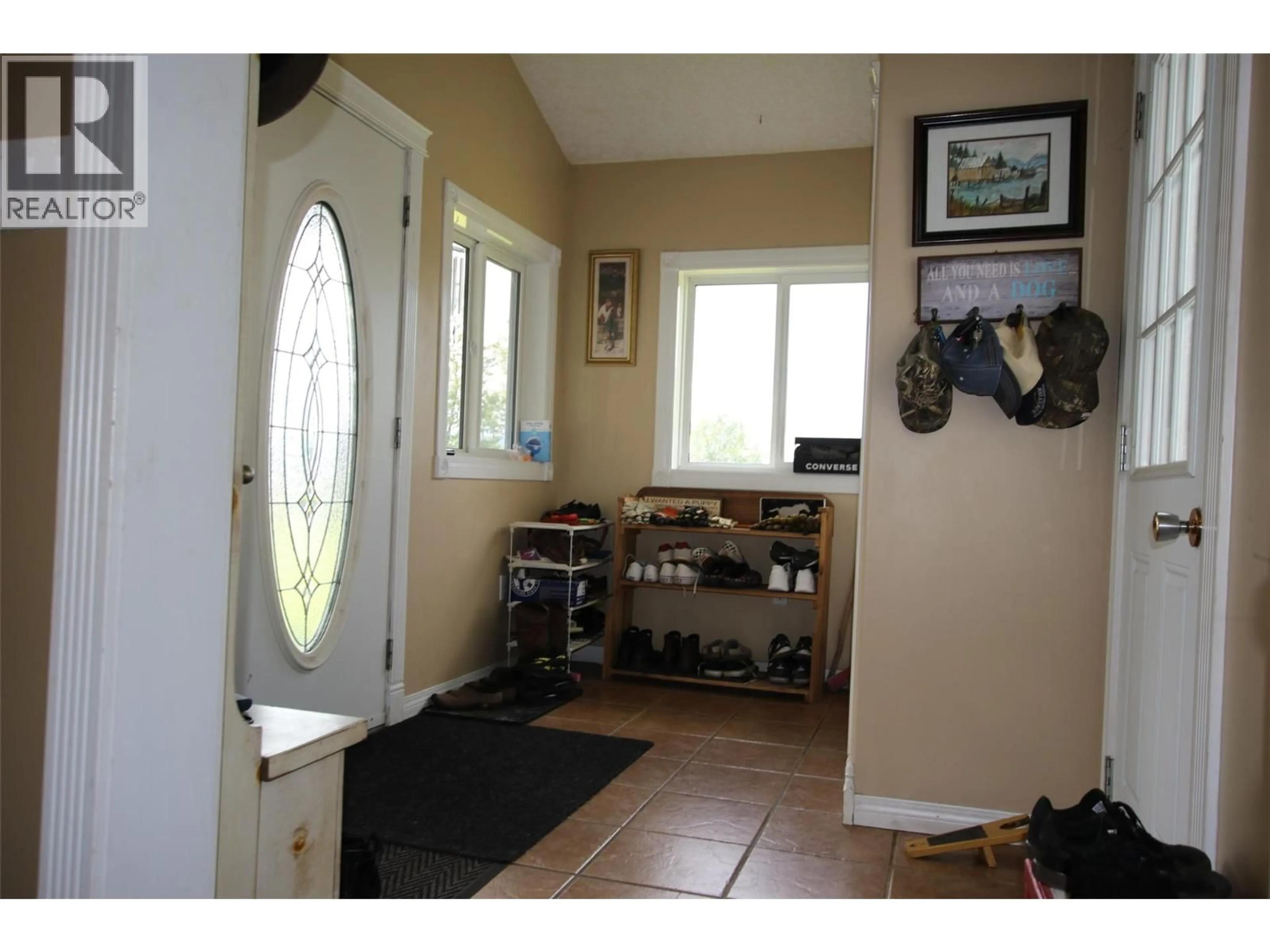 Indoor entryway for 40 KINUSEO PLACE, Tumbler Ridge British Columbia V0C2W0