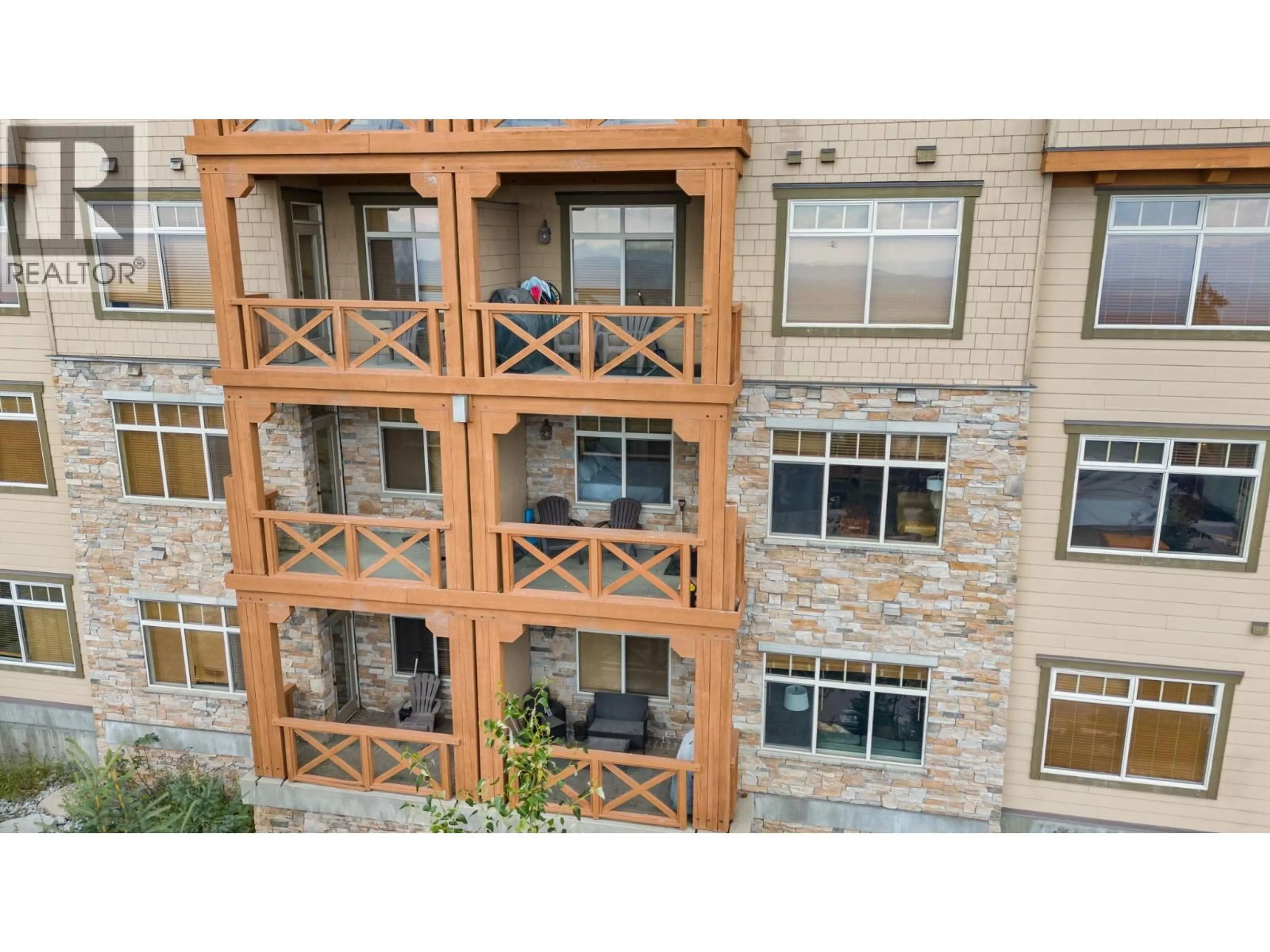 A pic from outside/outdoor area/front of a property/back of a property/a pic from drone, building for 207 - 255 FEATHERTOP WAY, Big White British Columbia V1P1T4
