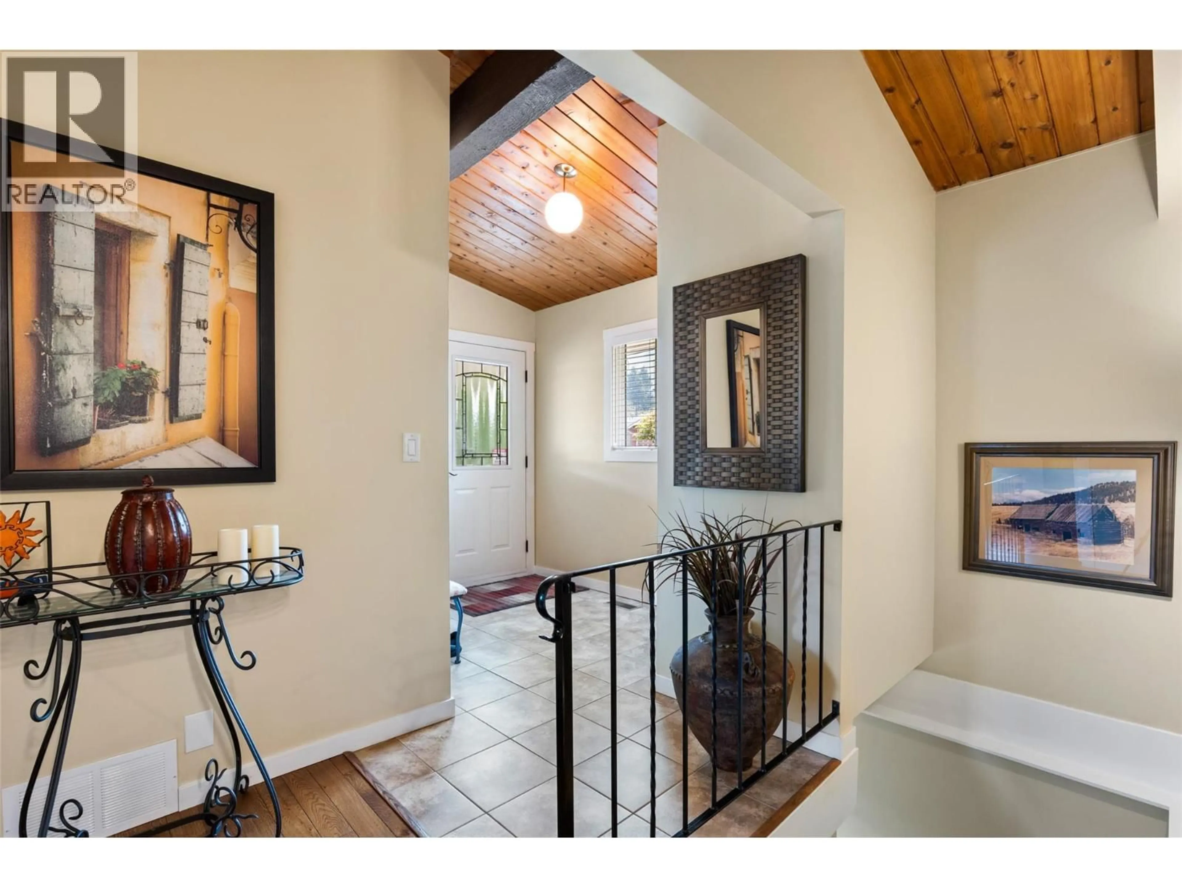 Indoor entryway for 295 VIKING DRIVE, Kamloops British Columbia V2C5P1