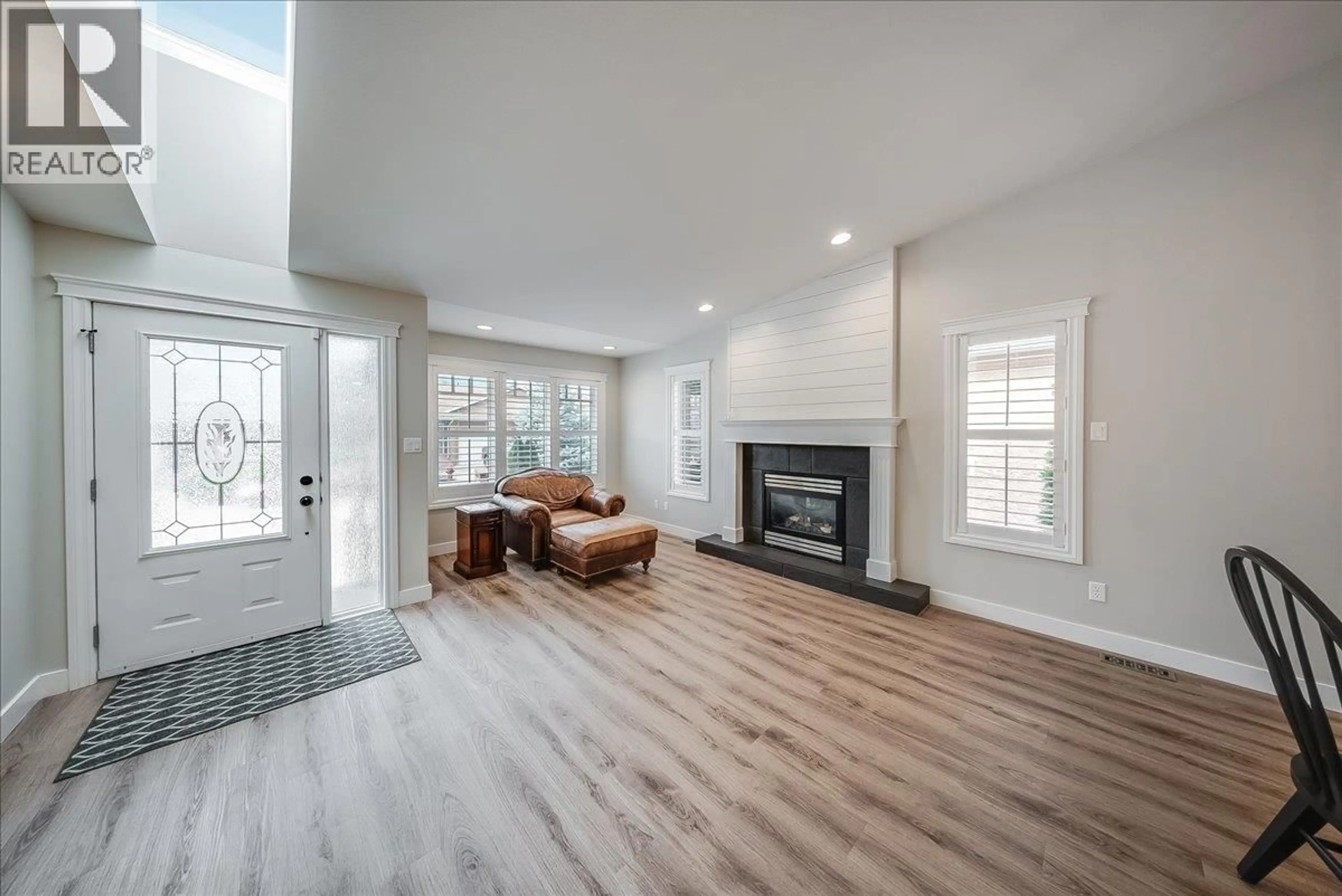 Living room with furniture, wood/laminate floor for 7981 BIRCHWOOD DRIVE, Trail British Columbia V1R4Y3