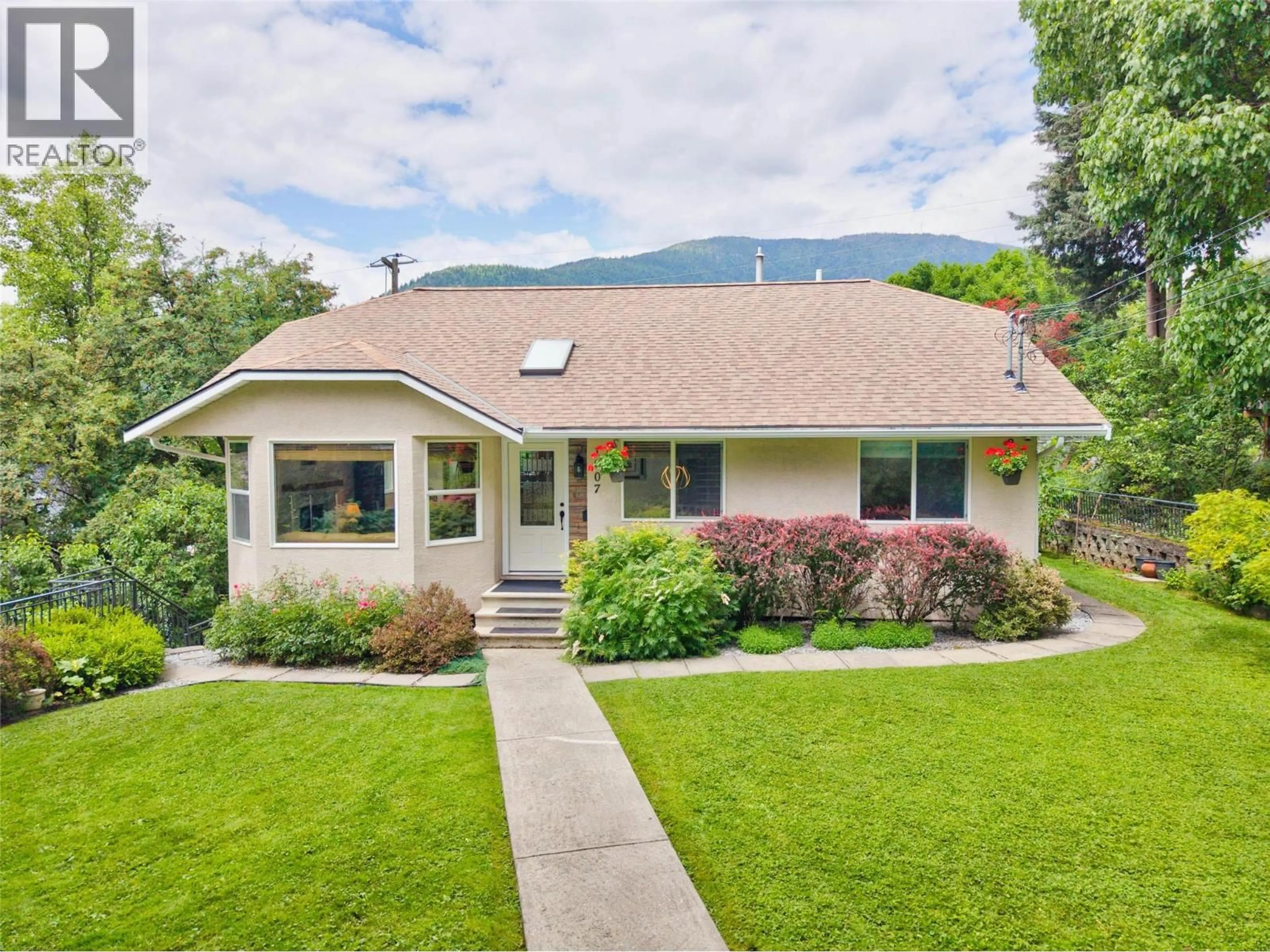 Home with vinyl exterior material, mountain view for 1007 HOOVER STREET, Nelson British Columbia V1L4X9