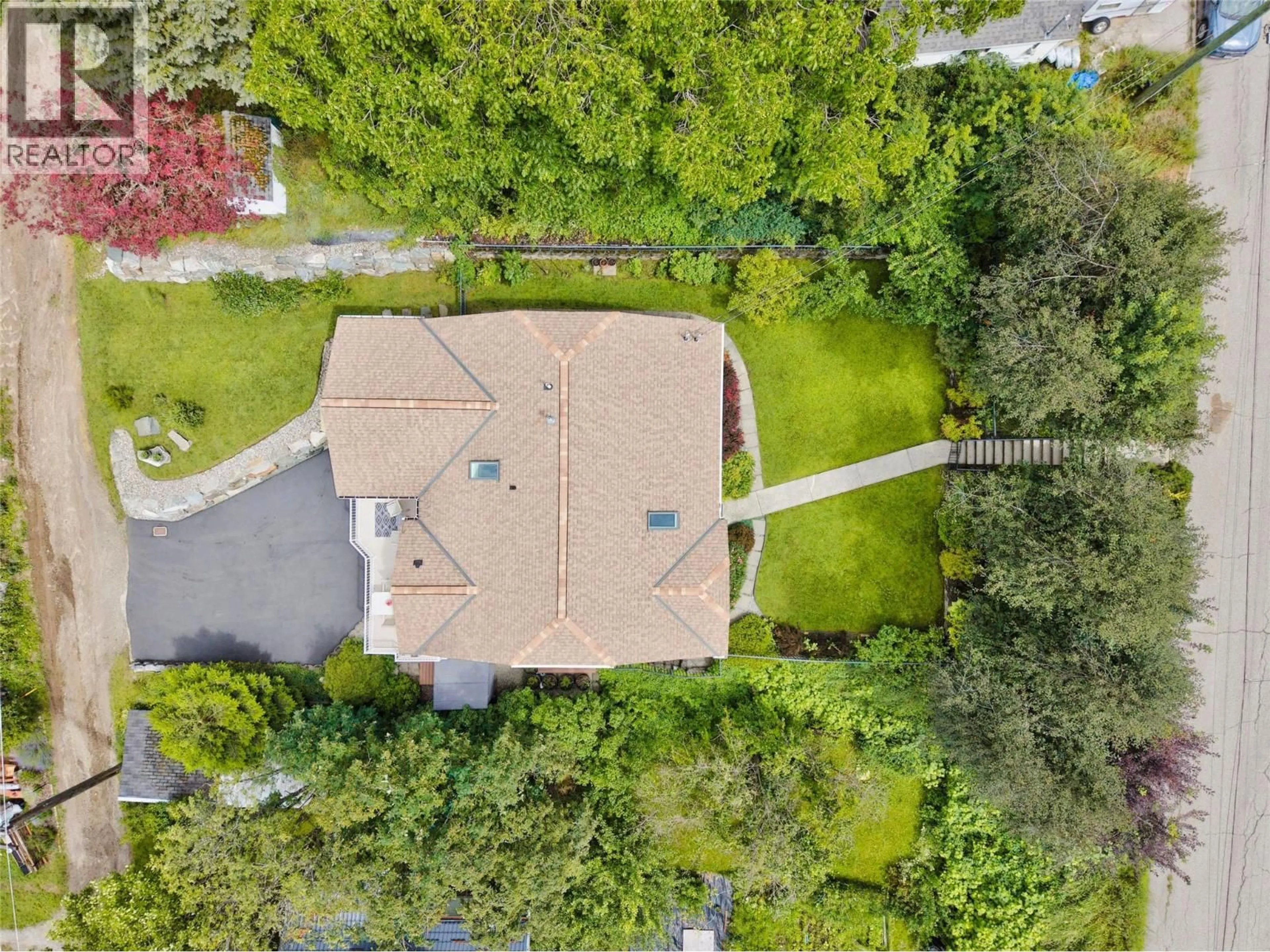 A pic from outside/outdoor area/front of a property/back of a property/a pic from drone, street for 1007 HOOVER STREET, Nelson British Columbia V1L4X9