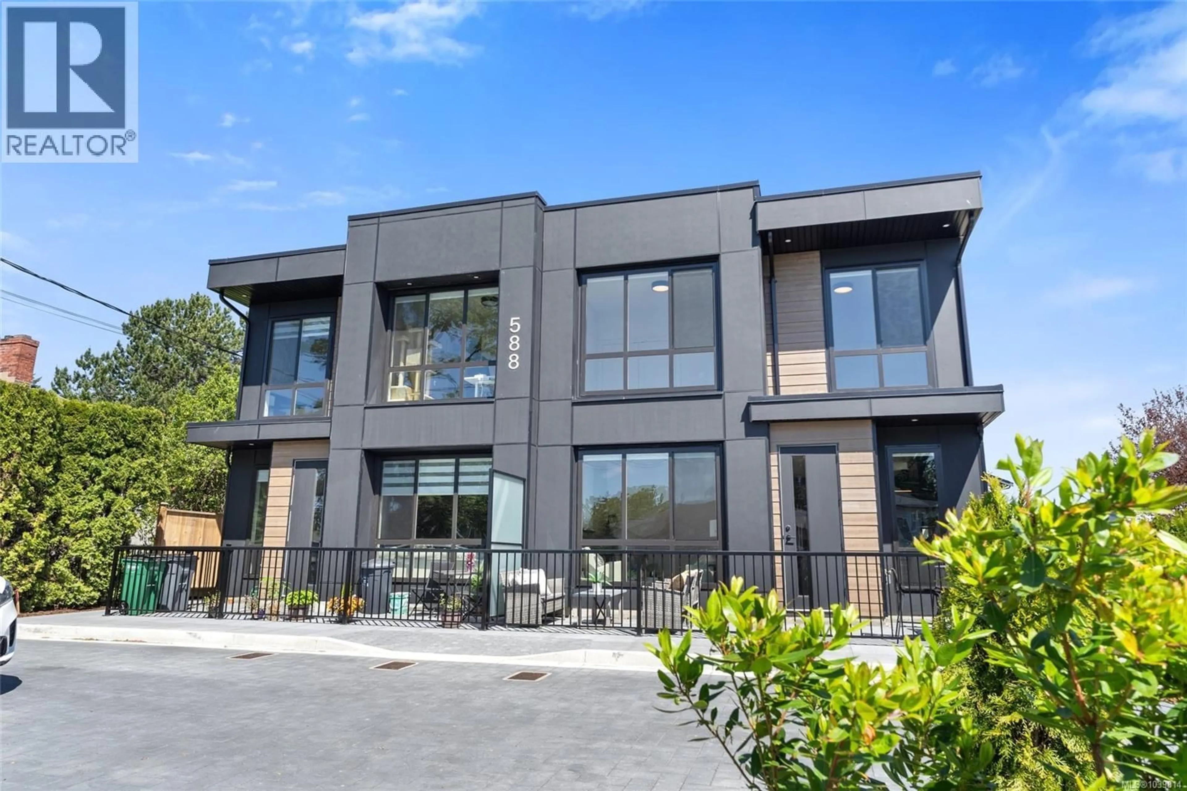 Home with brick exterior material, unknown for 2 - 588 WHITESIDE STREET, Saanich British Columbia V8Z1Y6