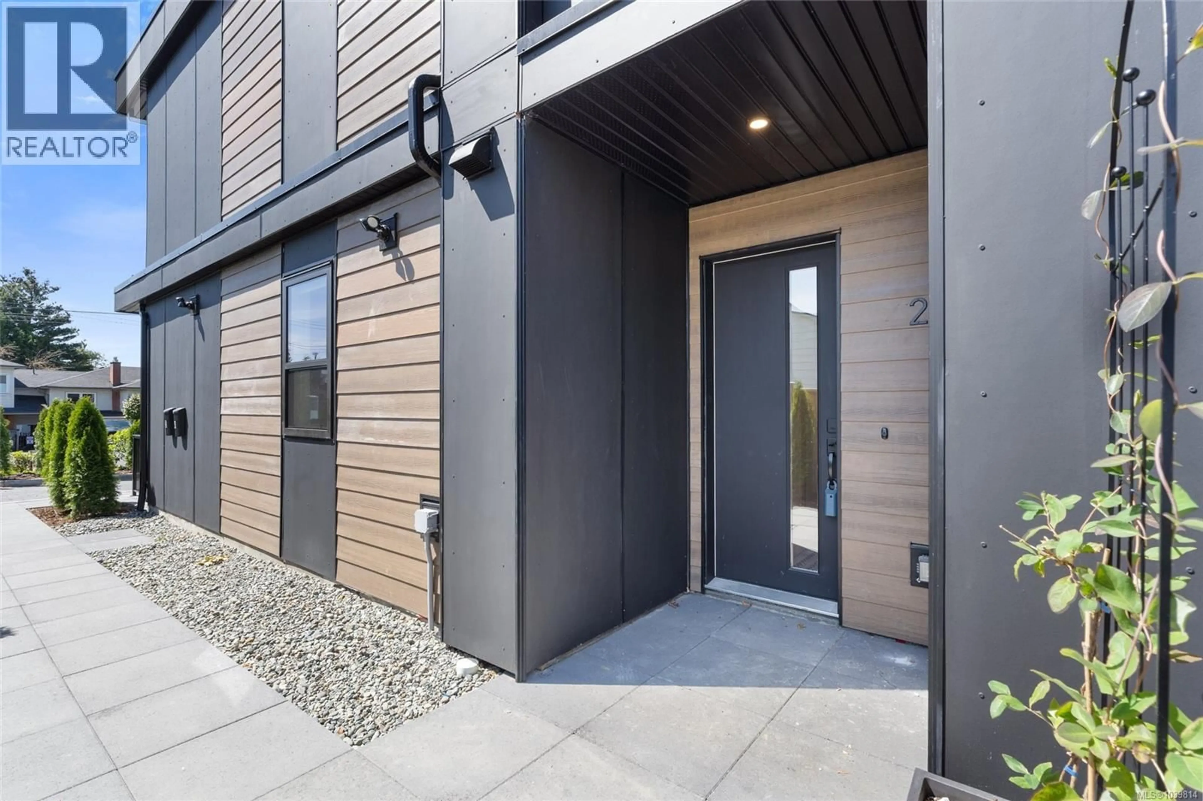Indoor entryway for 2 - 588 WHITESIDE STREET, Saanich British Columbia V8Z1Y6