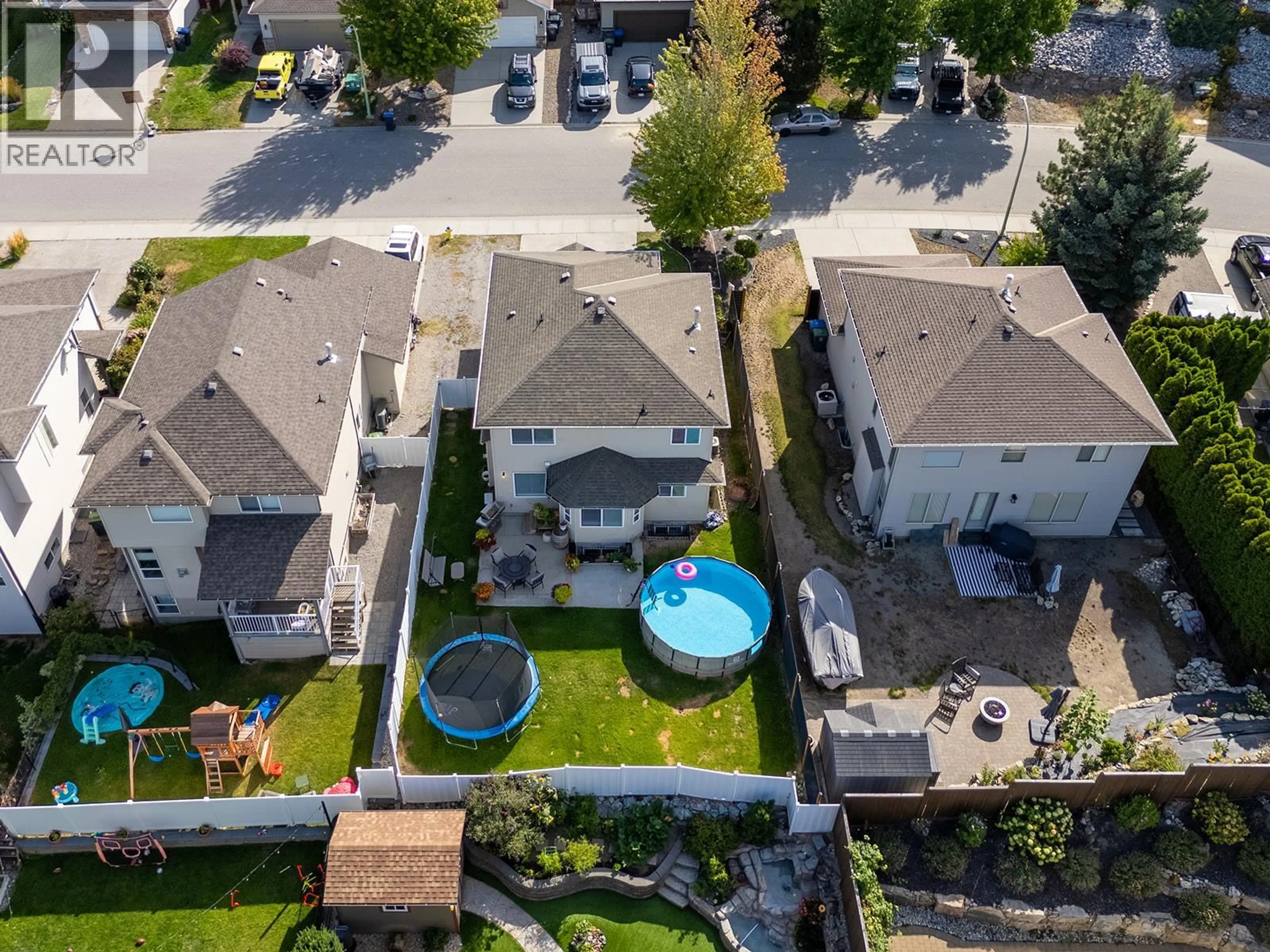 A pic from outside/outdoor area/front of a property/back of a property/a pic from drone, street for 606 SOUTH CREST DRIVE, Kelowna British Columbia V1W4Y6