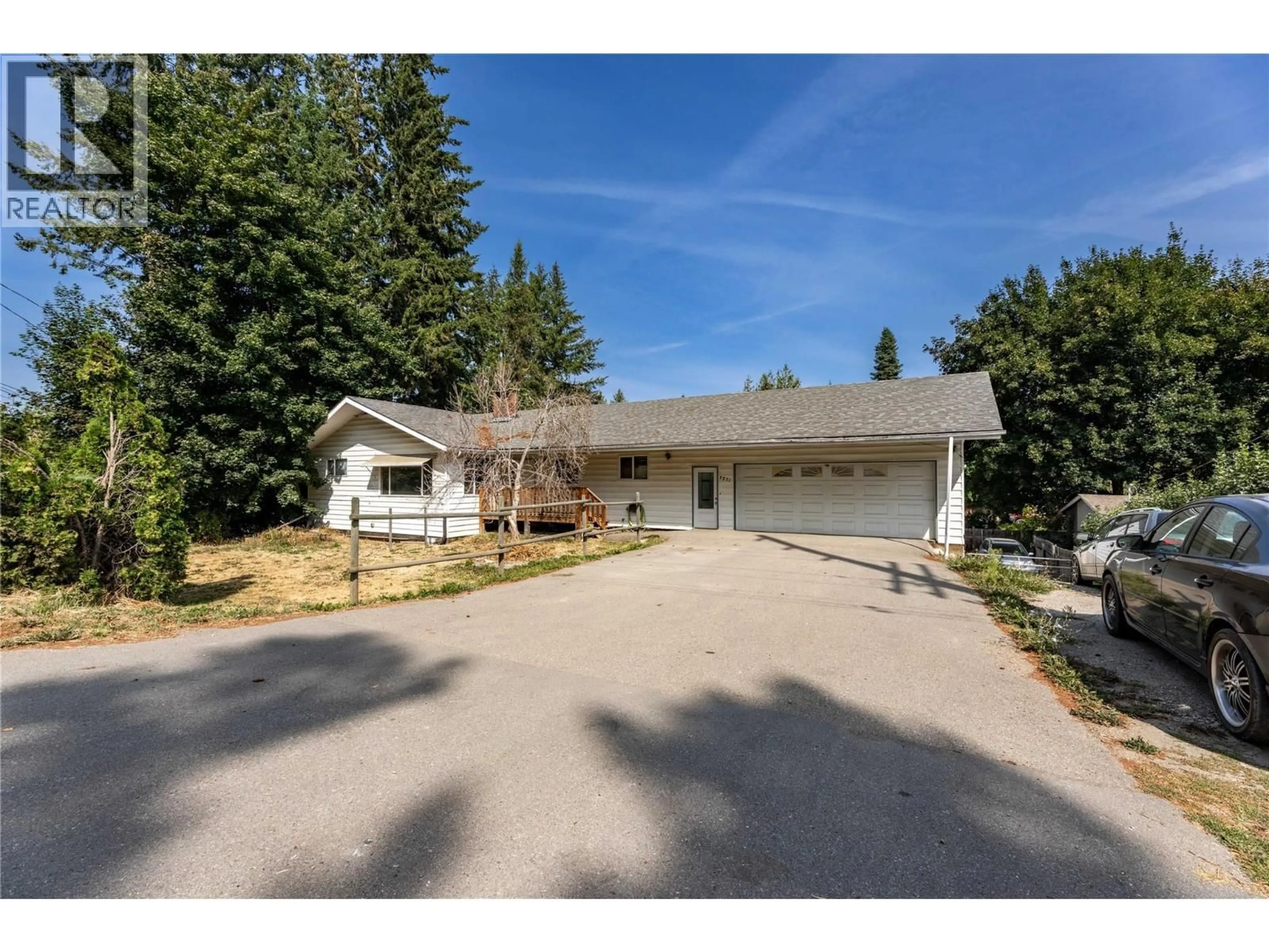 A pic from outside/outdoor area/front of a property/back of a property/a pic from drone, street for 3271 10 AVENUE SOUTHEAST, Salmon Arm British Columbia V1E1W8