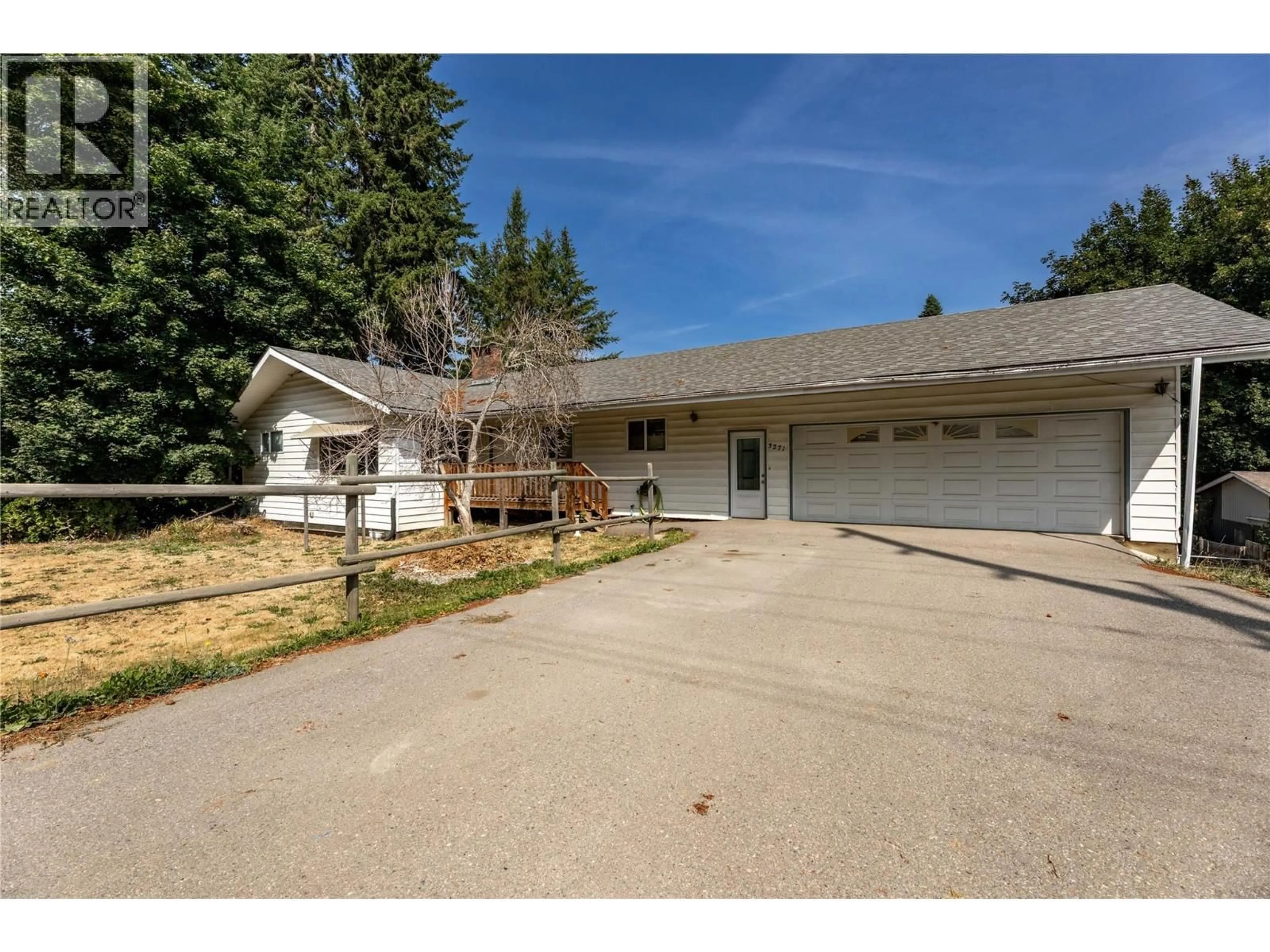 A pic from outside/outdoor area/front of a property/back of a property/a pic from drone, street for 3271 10 AVENUE SOUTHEAST, Salmon Arm British Columbia V1E1W8