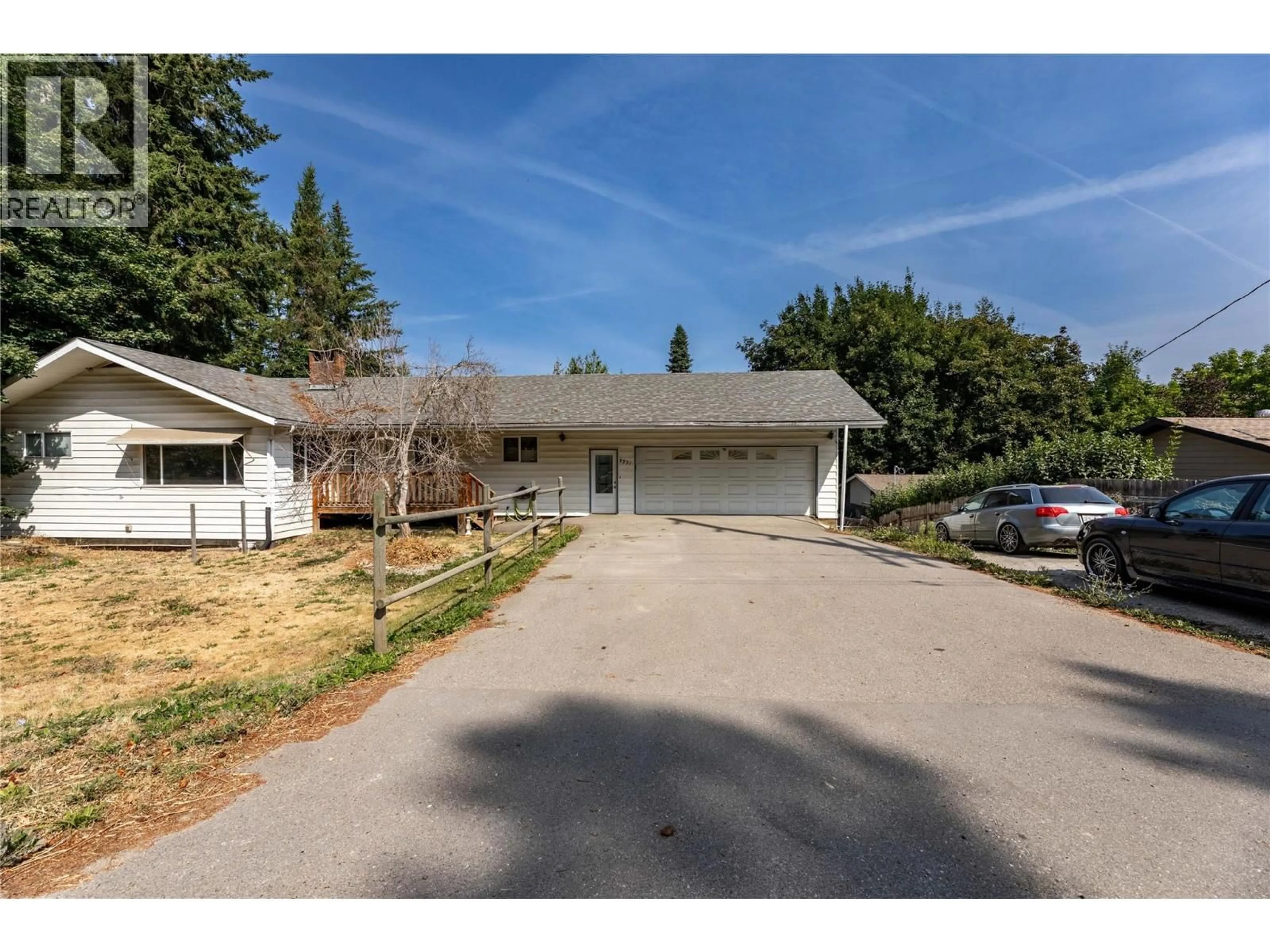 A pic from outside/outdoor area/front of a property/back of a property/a pic from drone, street for 3271 10 AVENUE SOUTHEAST, Salmon Arm British Columbia V1E1W8