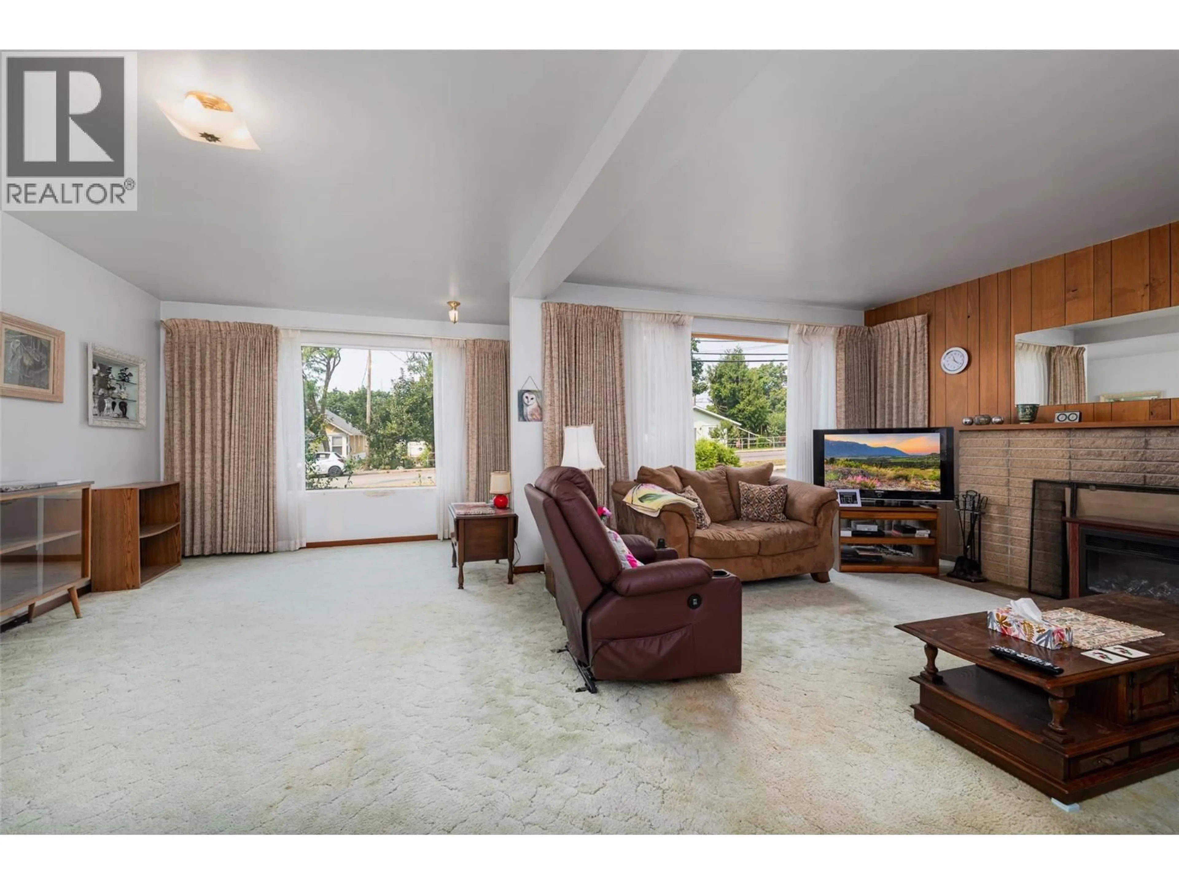 Living room with furniture, unknown for 326 10TH AVENUE NORTH, Creston British Columbia V0B1G0